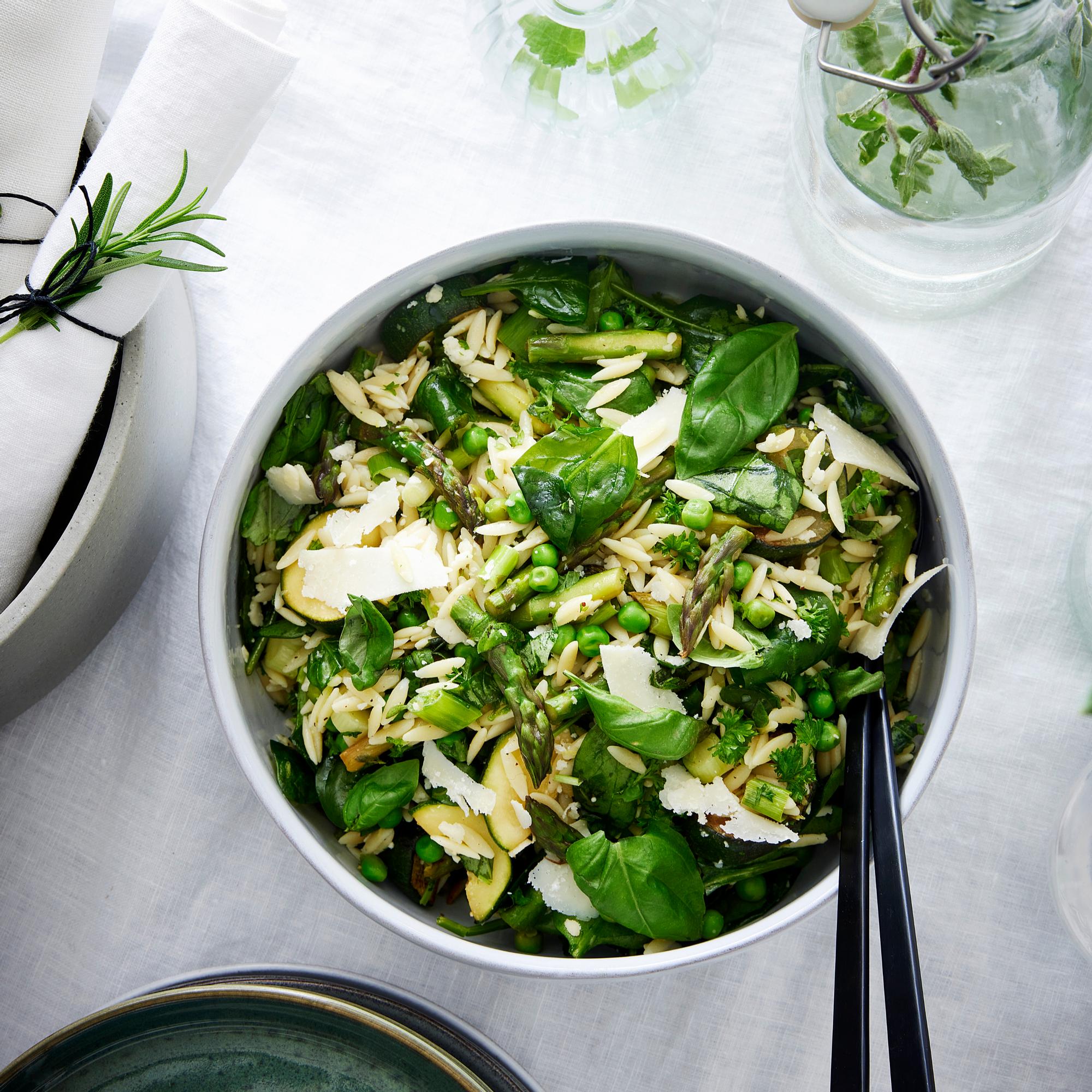 Primavera-pastasalaatti on italialaisen pastaklassikon entistäkin vehreämpi versio