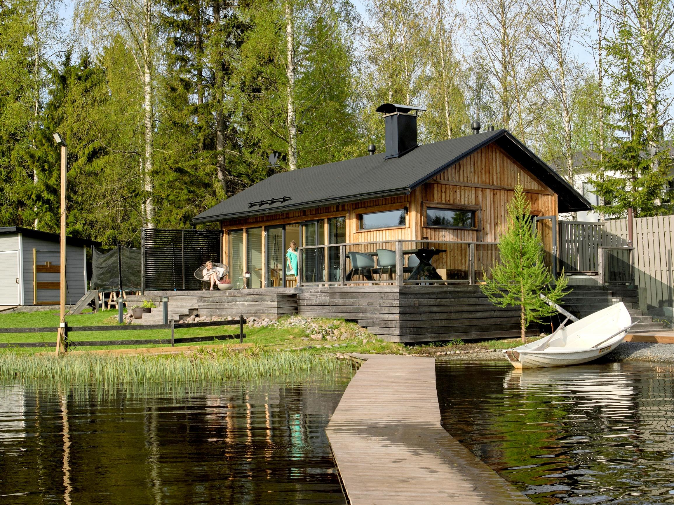 30 metriä kesämökille! Lapsiperheen viikon kiireet löylytellään pois kotipihan itse rakennetussa saunassa