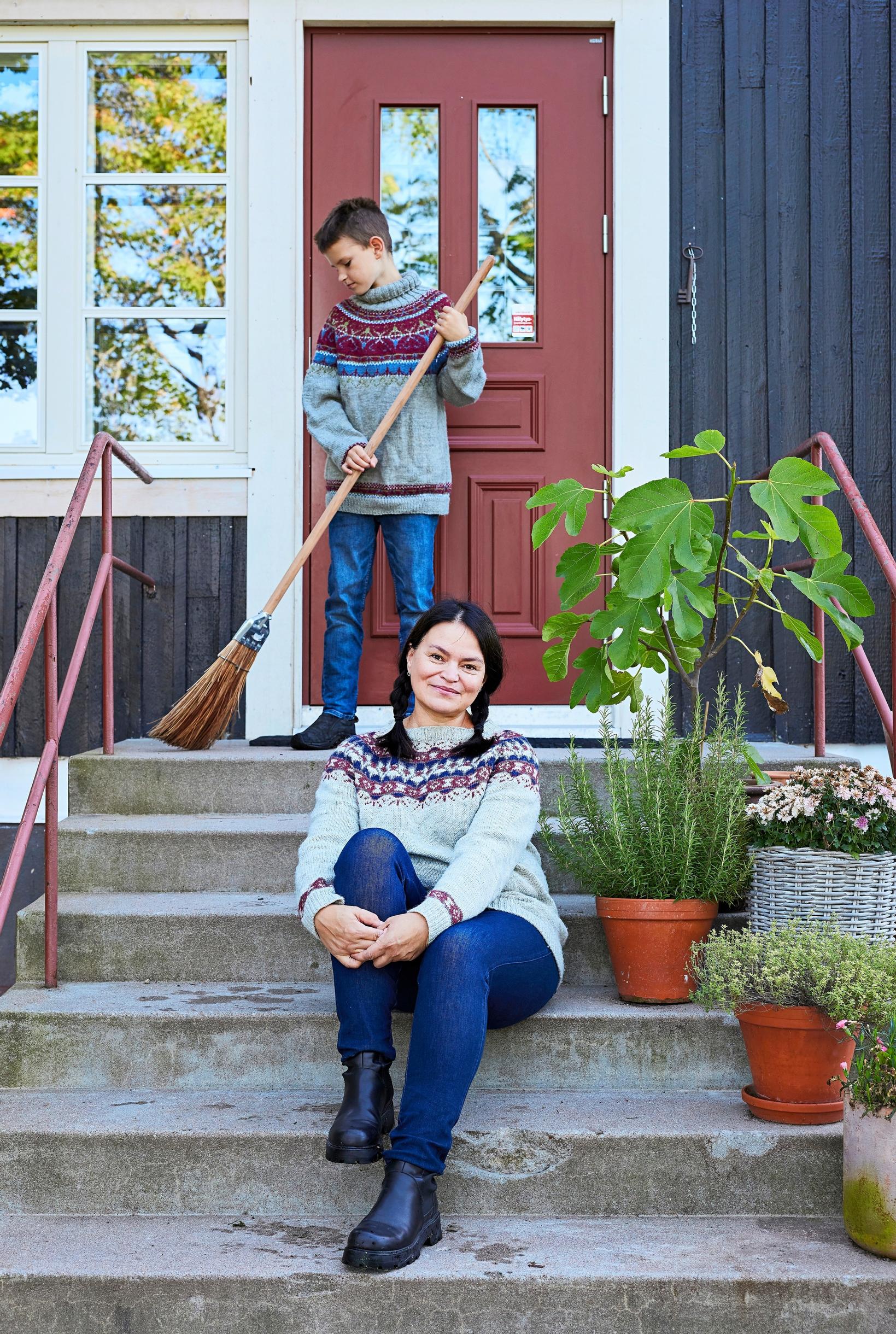 Kati Pilli-Sihvola ja Hugo-poika talon ulkorappusilla