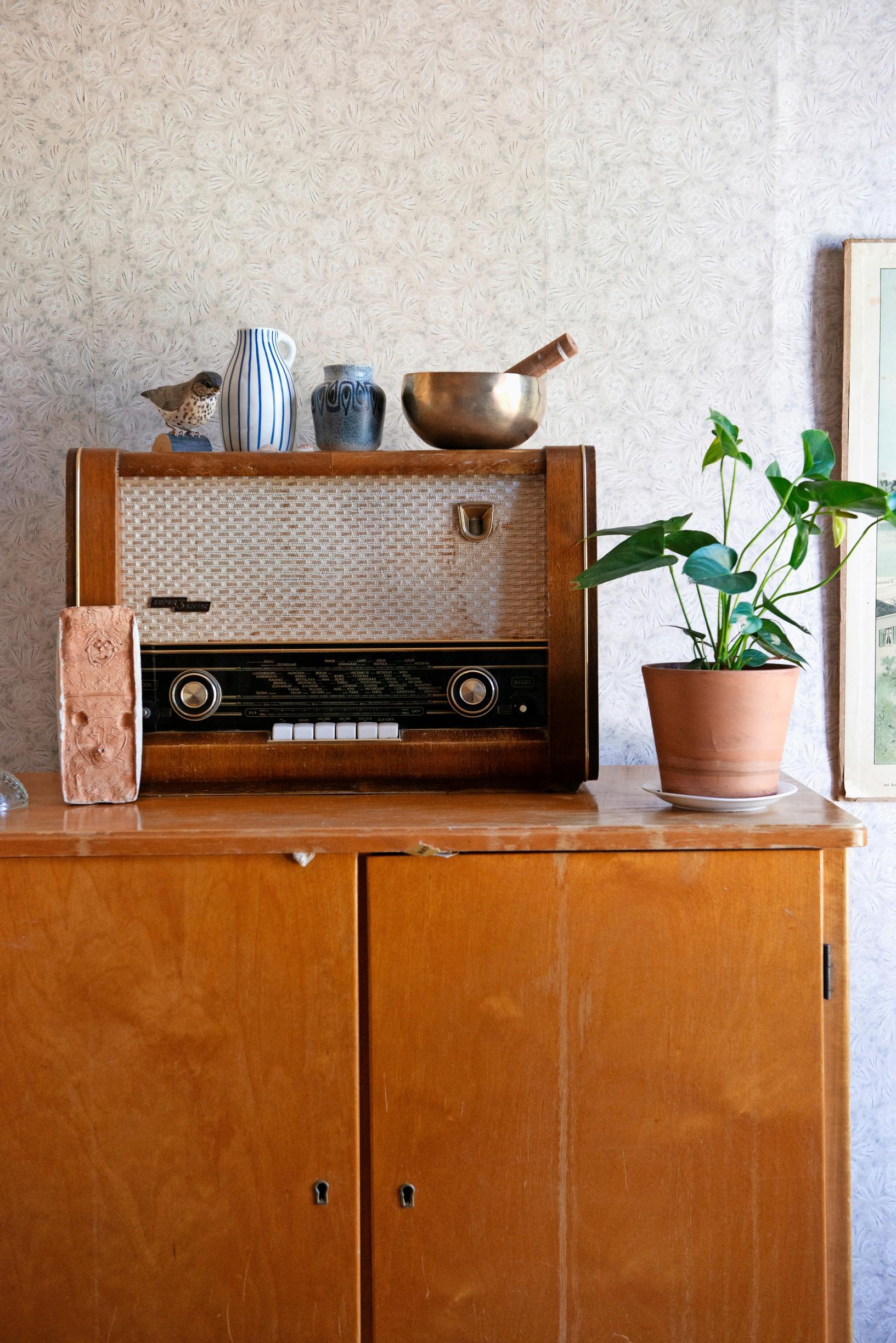 Liinavaatekaapin päällä on vanha radio