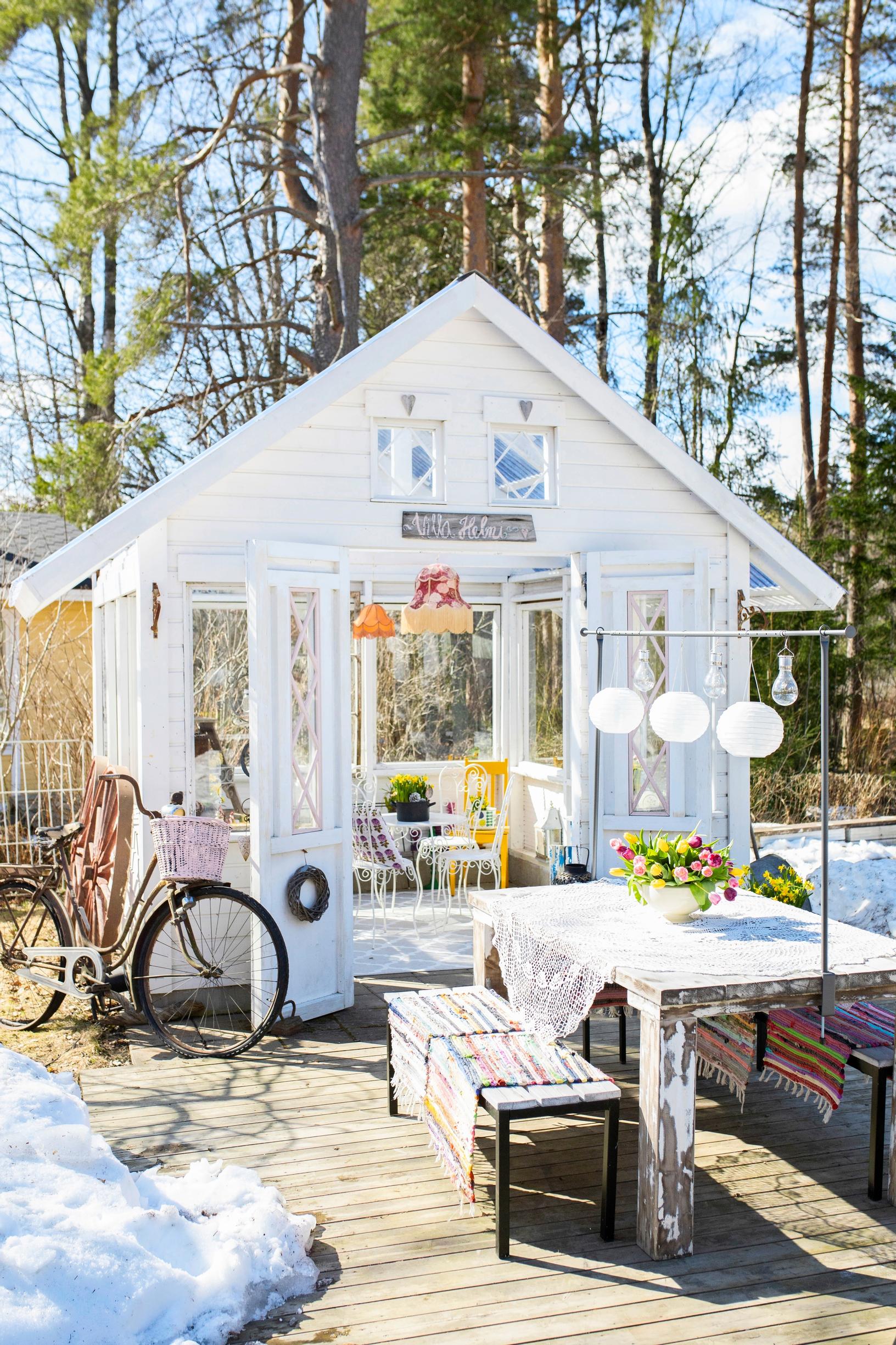 Villa Helmi on Anun ja Ollin rakentama kesähuone.