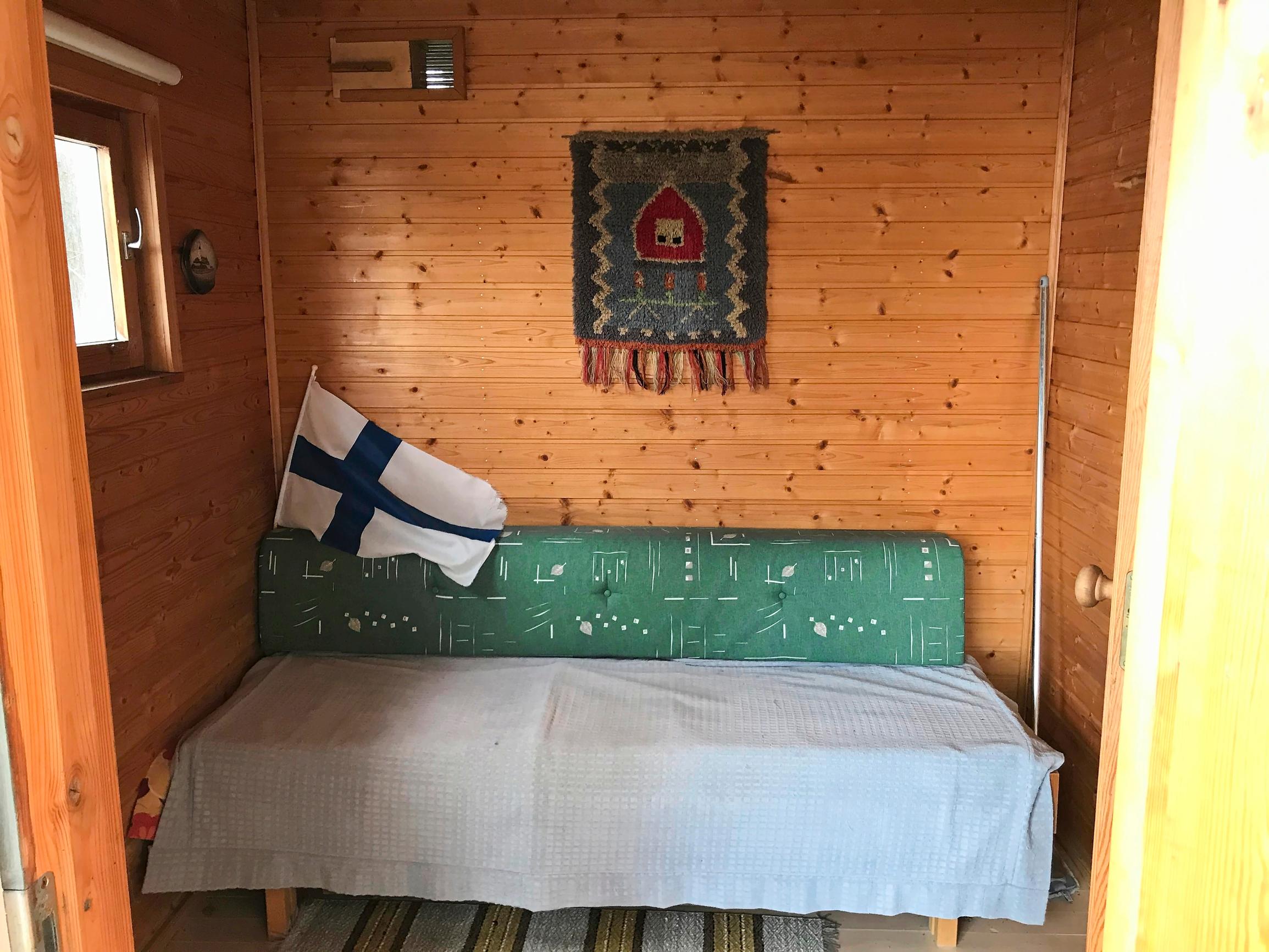 Mökkisaunan pukuhuone ennen remonttia