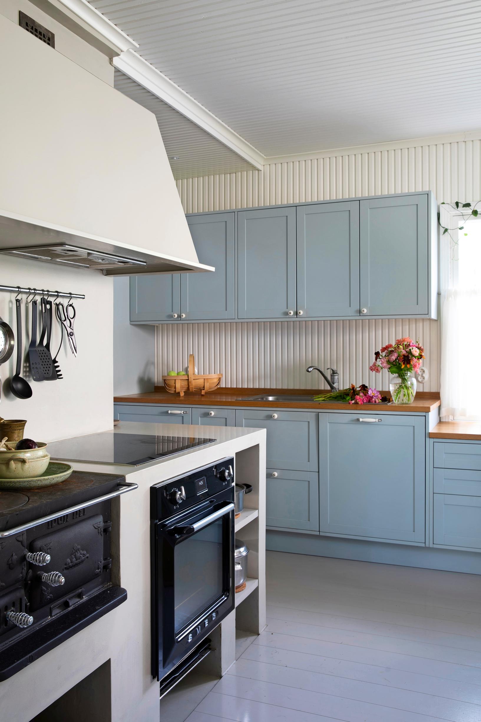 Keittiökalusteet ovat vaaleansiniset