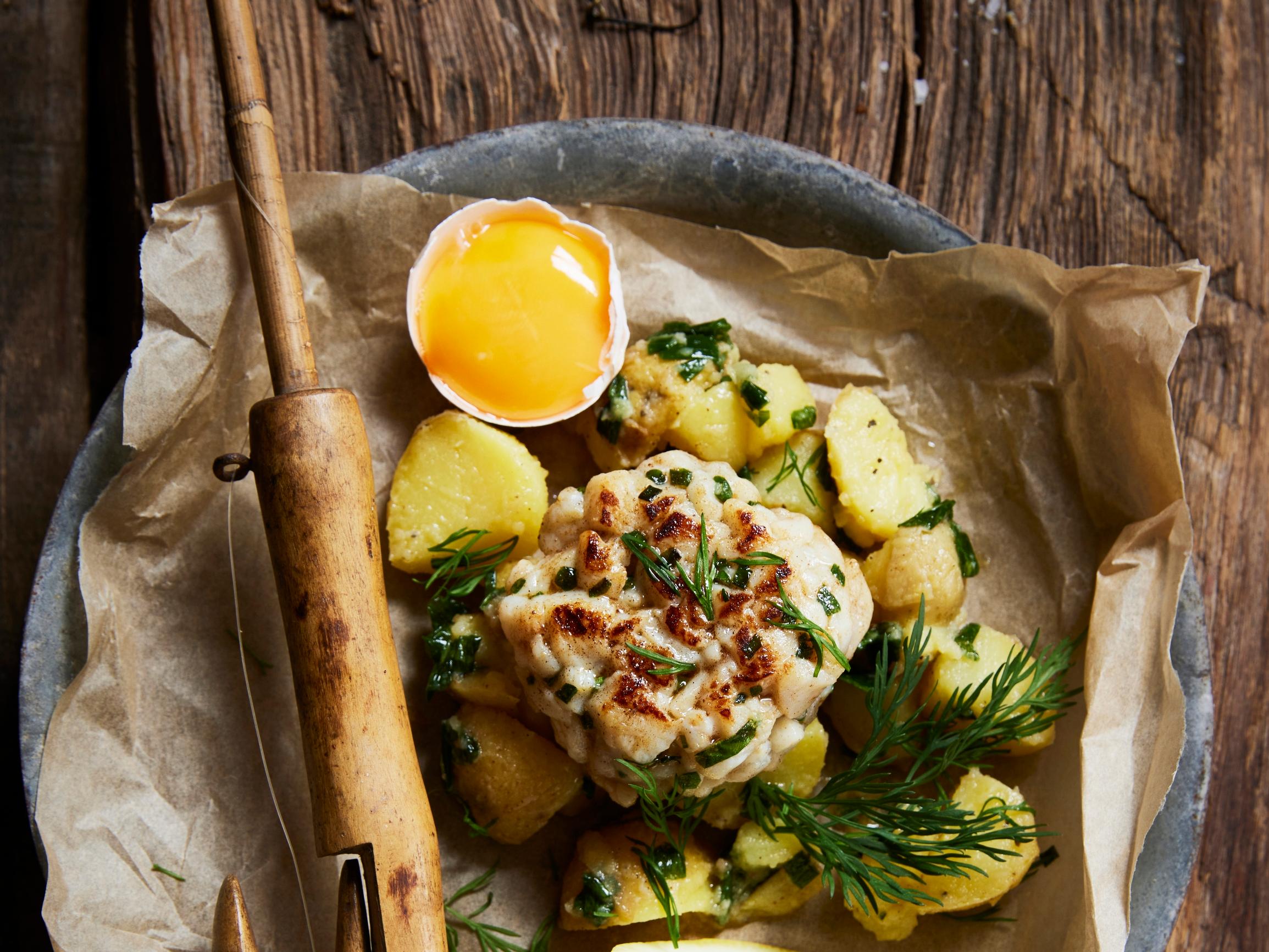 Graavihauki on mökkiruokaa parhaimmillaan – tarjoile sellaisenaan varhaisperunoiden kera tai paista herkullisia graavihaukipihvejä