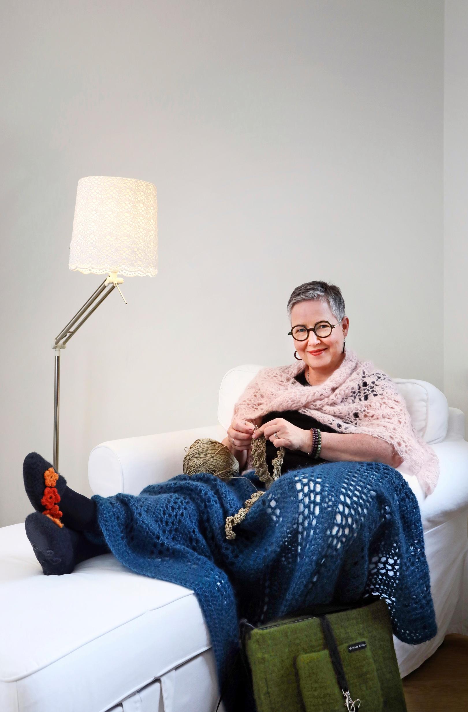 Marjukka virkkaamassa.