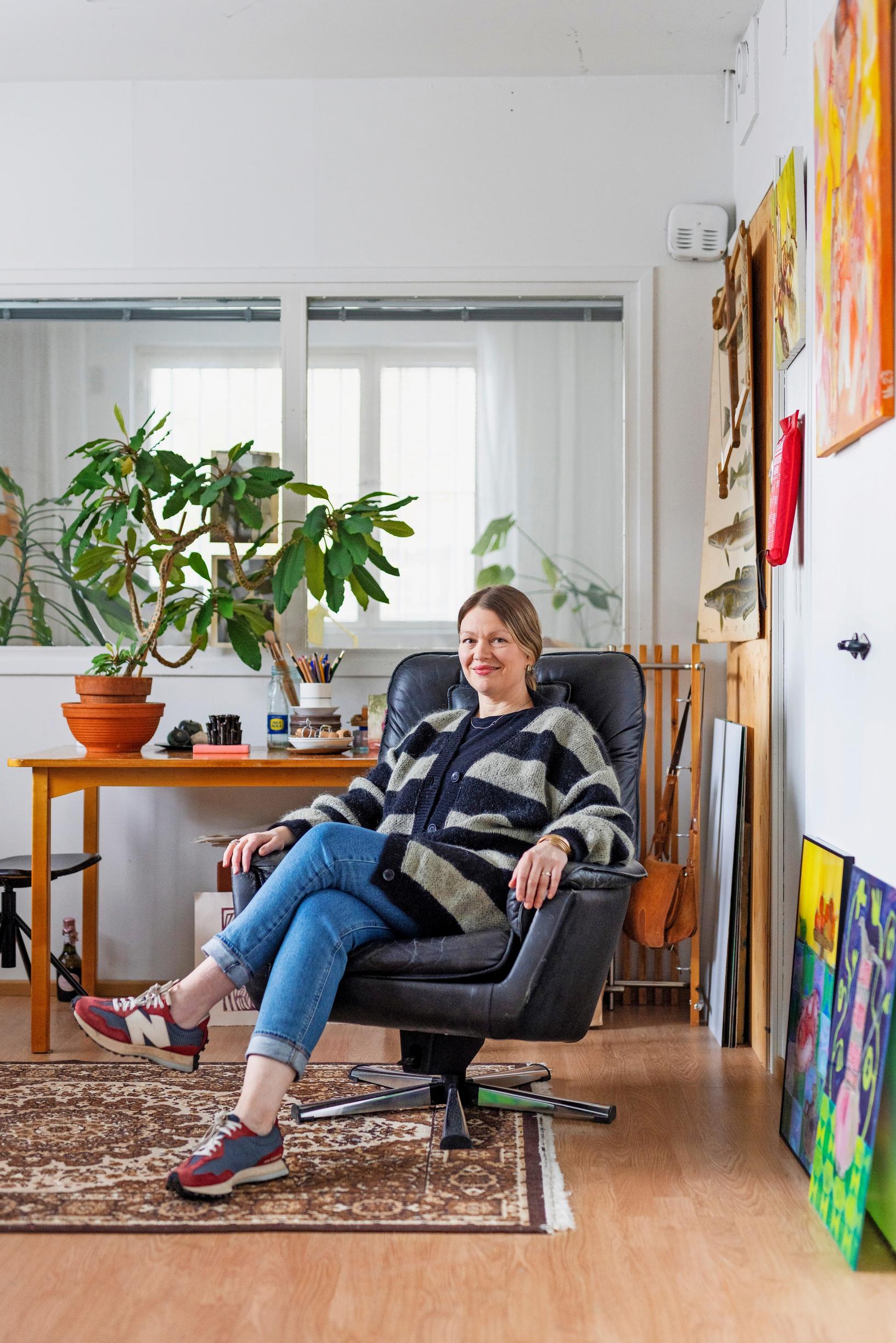 Kuvassa kuvataiteilija Liisa Laine työhuoneellaan. 