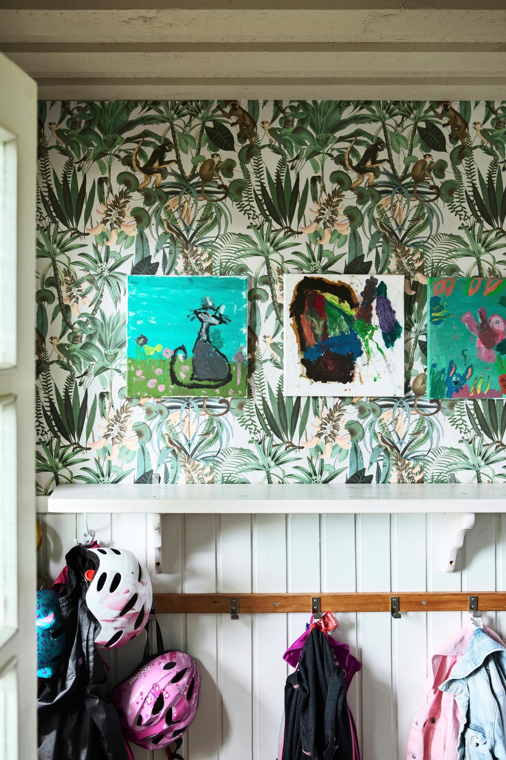 Lasten naulakko kuistilla