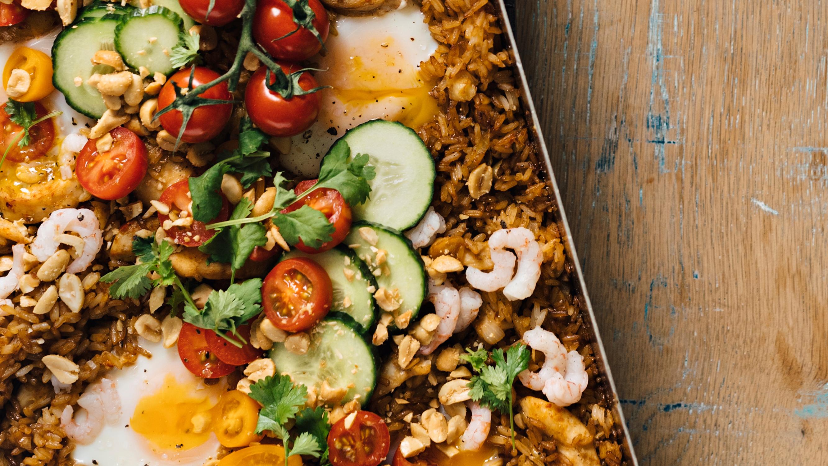 Yhden pellin nasi goreng – indonesialainen paistettu riisi valmistuu helposti ja nopeasti myös uunissa