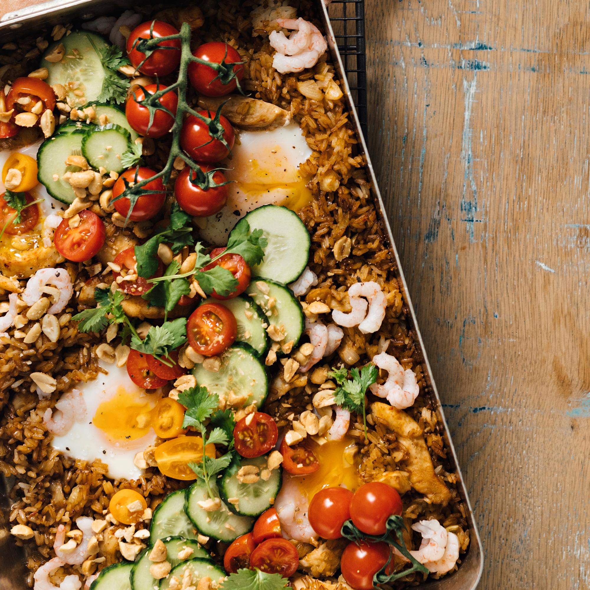 Yhden pellin nasi goreng – indonesialainen paistettu riisi valmistuu helposti ja nopeasti myös uunissa