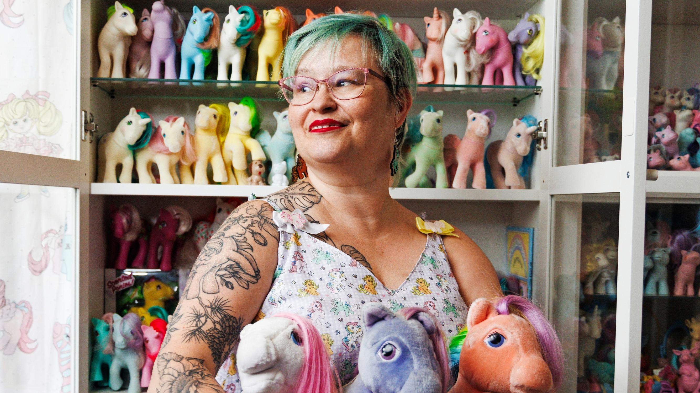 Heidillä, 43, on yli 500 My Little Ponya ja jopa ponitatuointi: ”Olen se tylsä täti, jonka My Little Ponyilla ei leikitä”