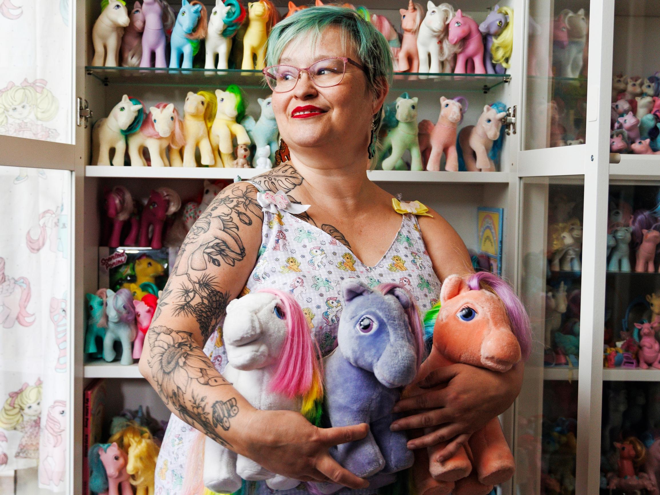Heidillä, 43, on yli 500 My Little Ponya ja jopa ponitatuointi: ”Olen se tylsä täti, jonka My Little Ponyilla ei leikitä”