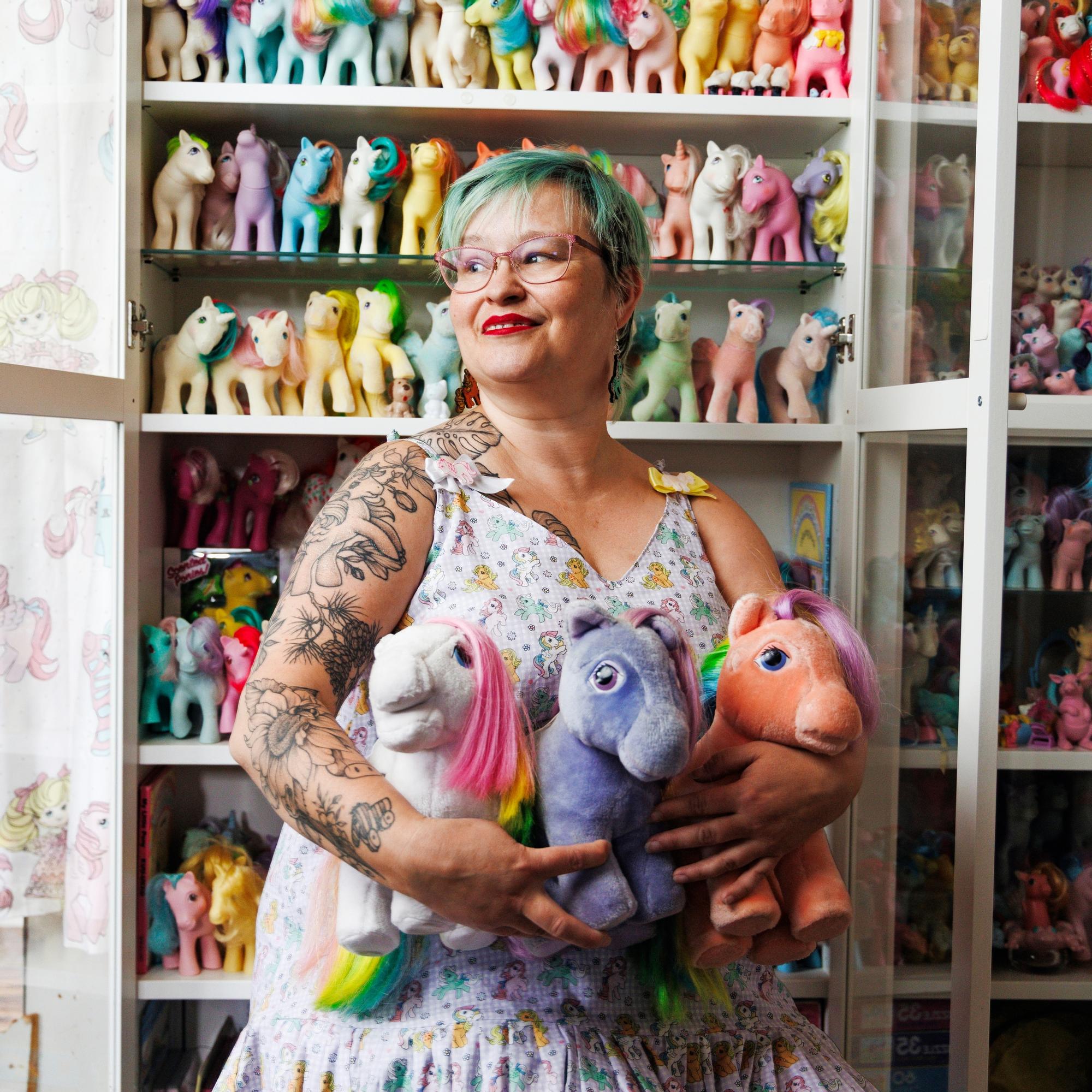 Heidillä, 43, on yli 500 My Little Ponya ja jopa ponitatuointi: ”Olen se tylsä täti, jonka My Little Ponyilla ei leikitä”
