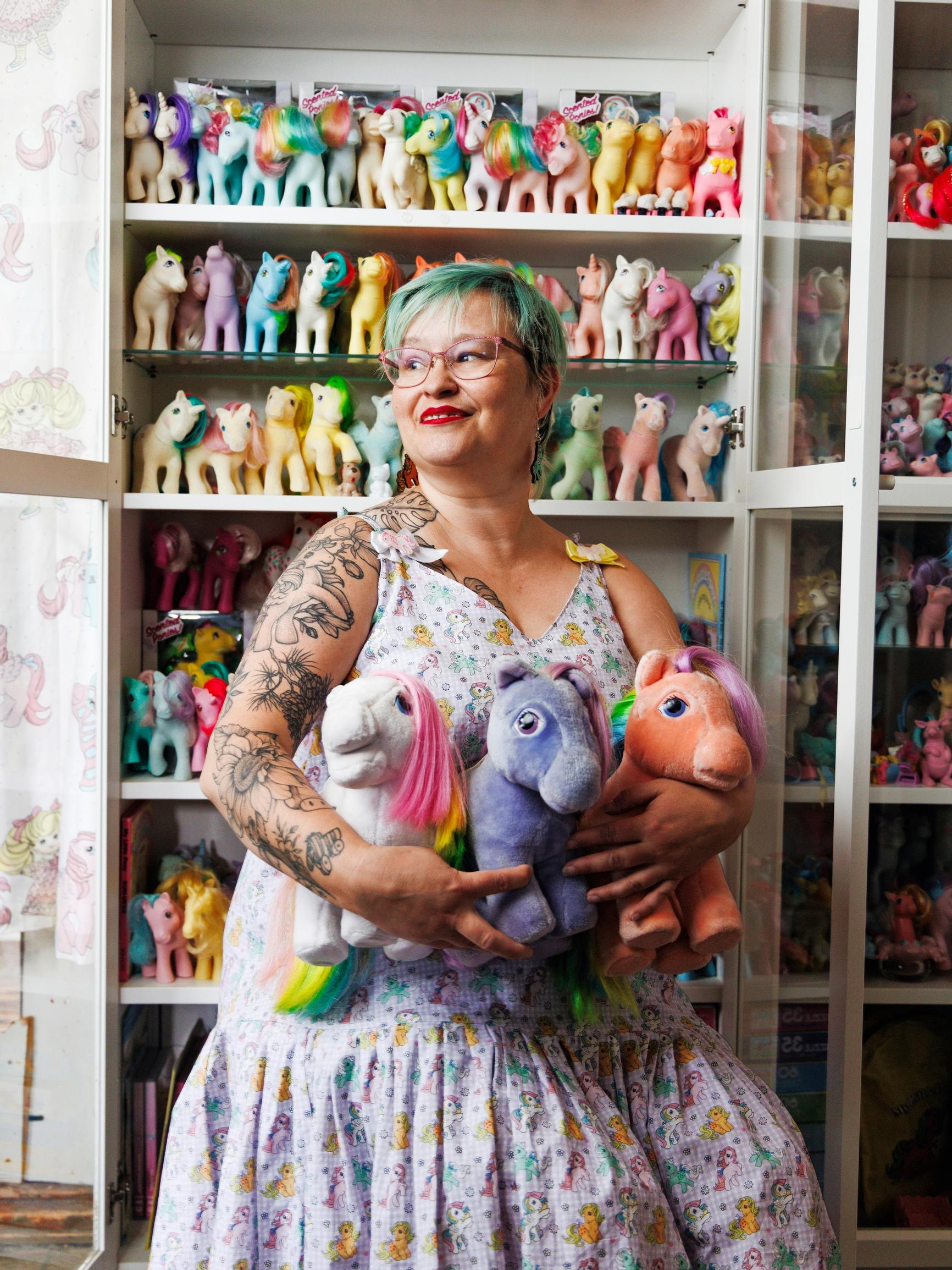 Heidillä, 43, on yli 500 My Little Ponya ja jopa ponitatuointi: ”Olen se tylsä täti, jonka My Little Ponyilla ei leikitä”