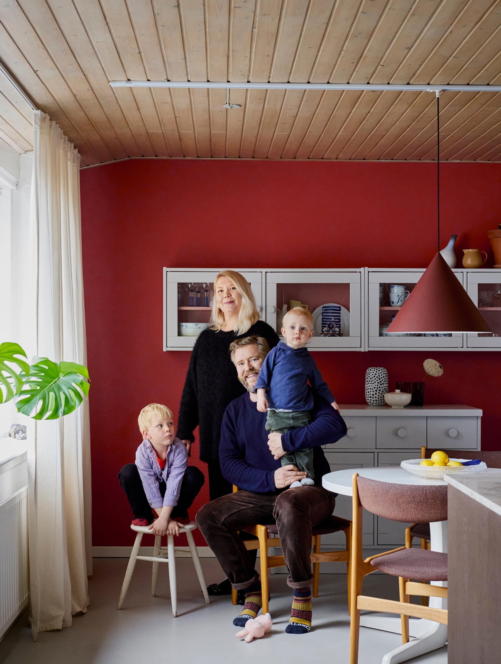 Jennyn ja Torsteinnin sekä lapset Edvin ja Teodor punaisessa keittiössään.