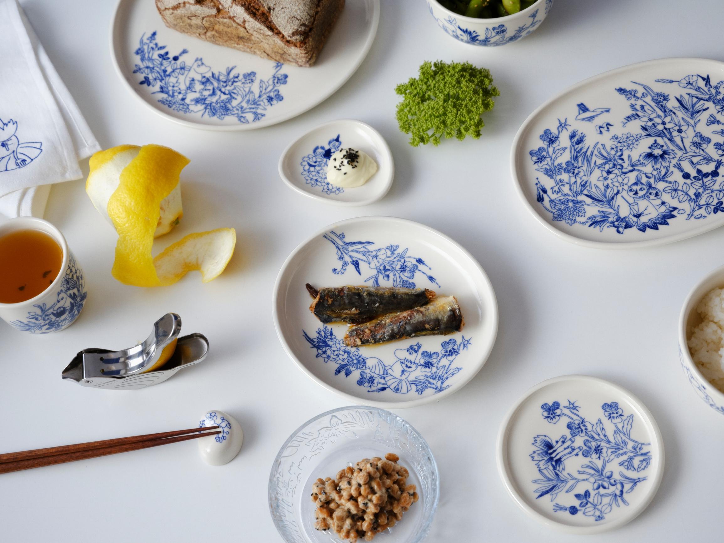 Arabian Haru-sarjan astioita pöydällä ja ruokia astioissa, sitruuna