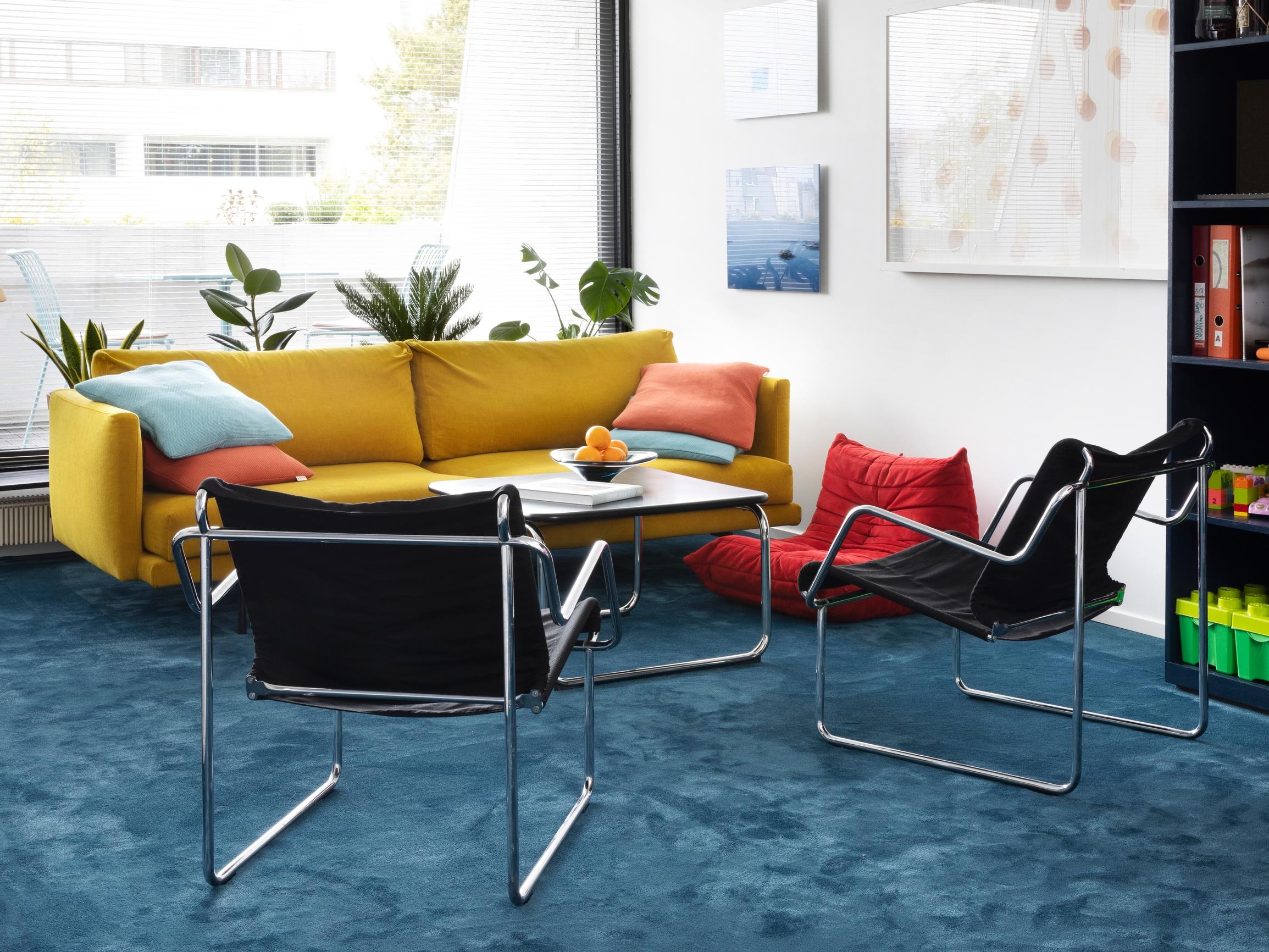 Aikamatka värikkäälle 70-luvulle! Tuomas ja Lulu-tytär asuvat harvinaisessa terassitalossa Helsingin Vuosaaressa