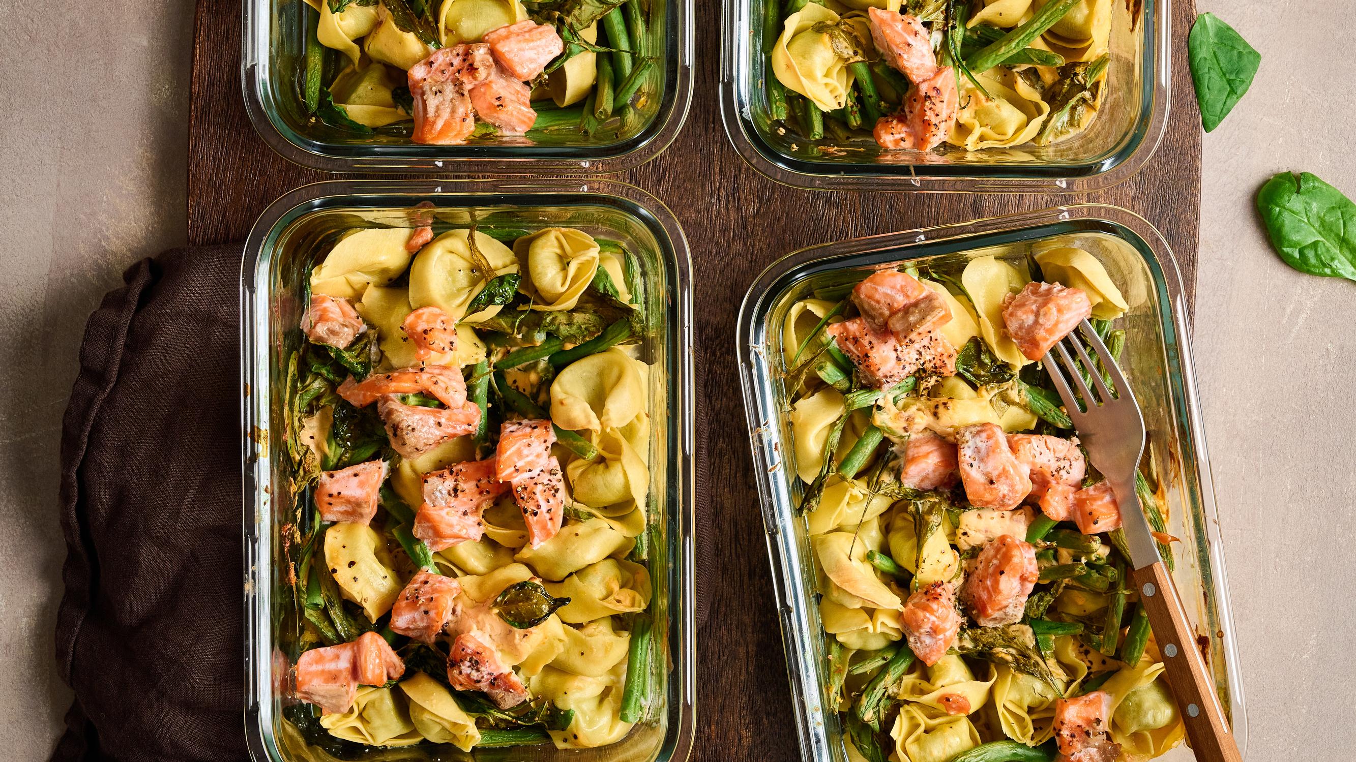 Helppo lohi-sitruunapasta – valmistele neljä lounasta näppärästi kerralla pieniin lasivuokiin