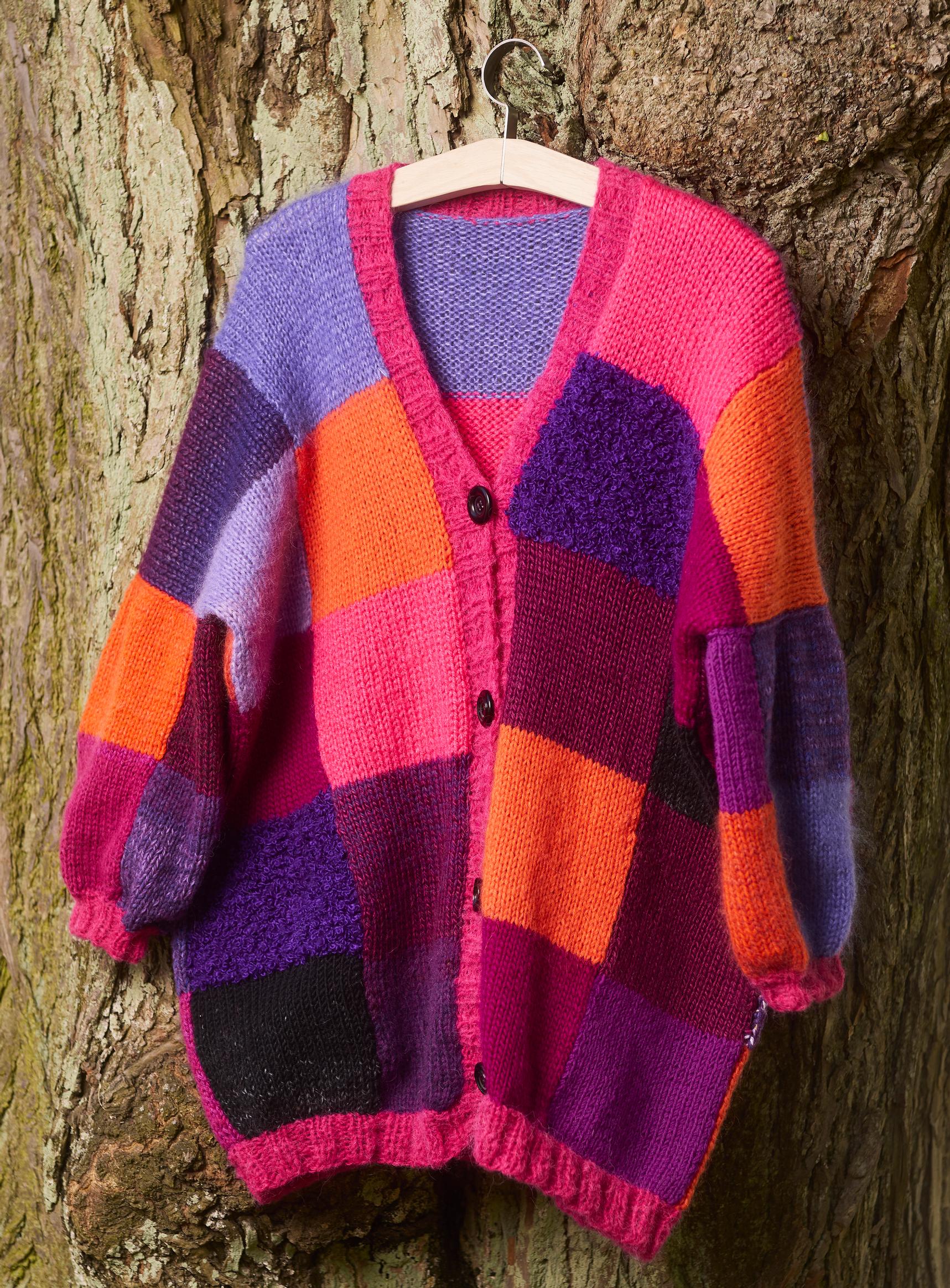 Tilkkuneuletakki henkarissa