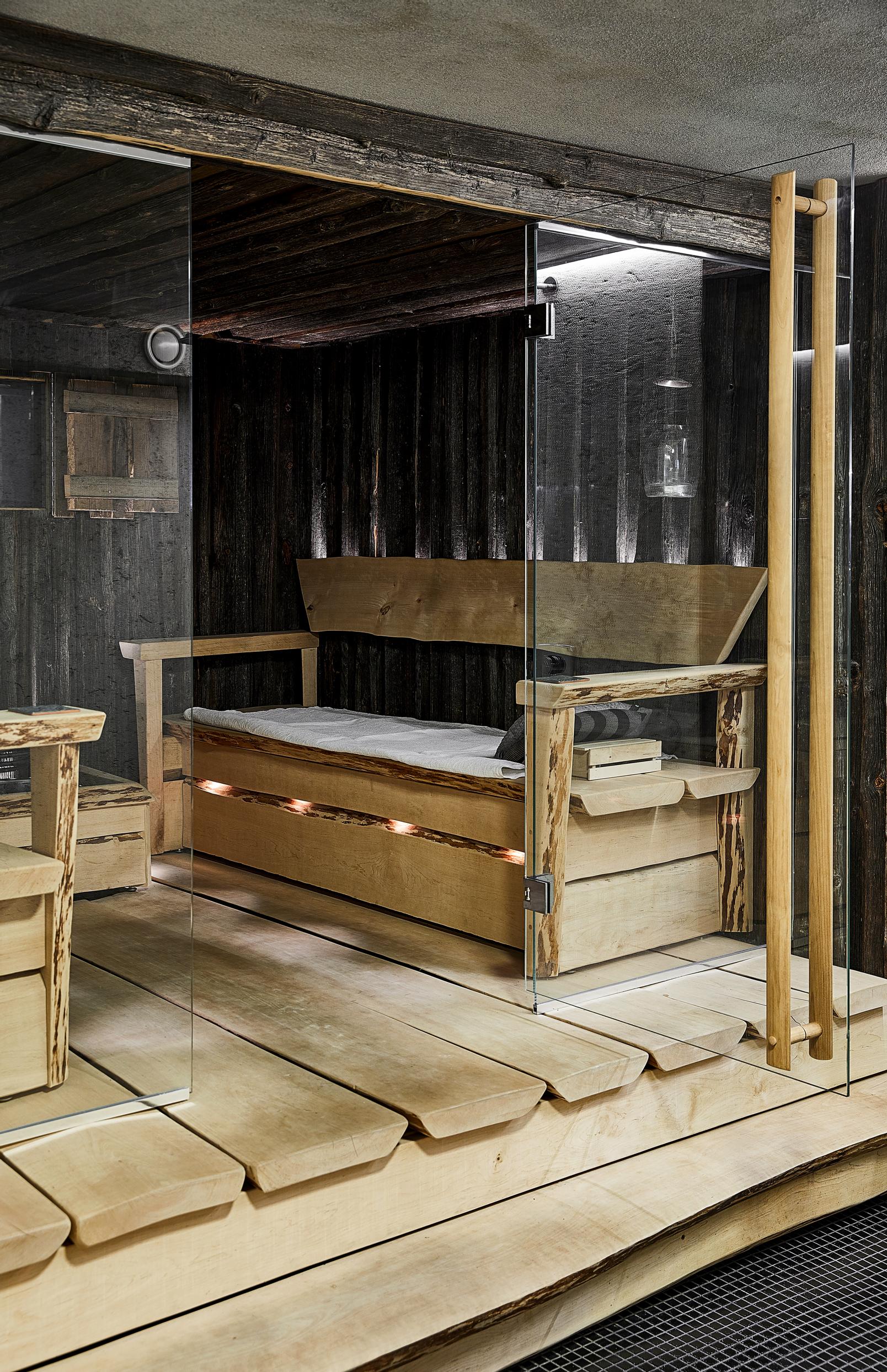 Sauna, jossa on hyödynnetty vanhan ladon puutavaraa