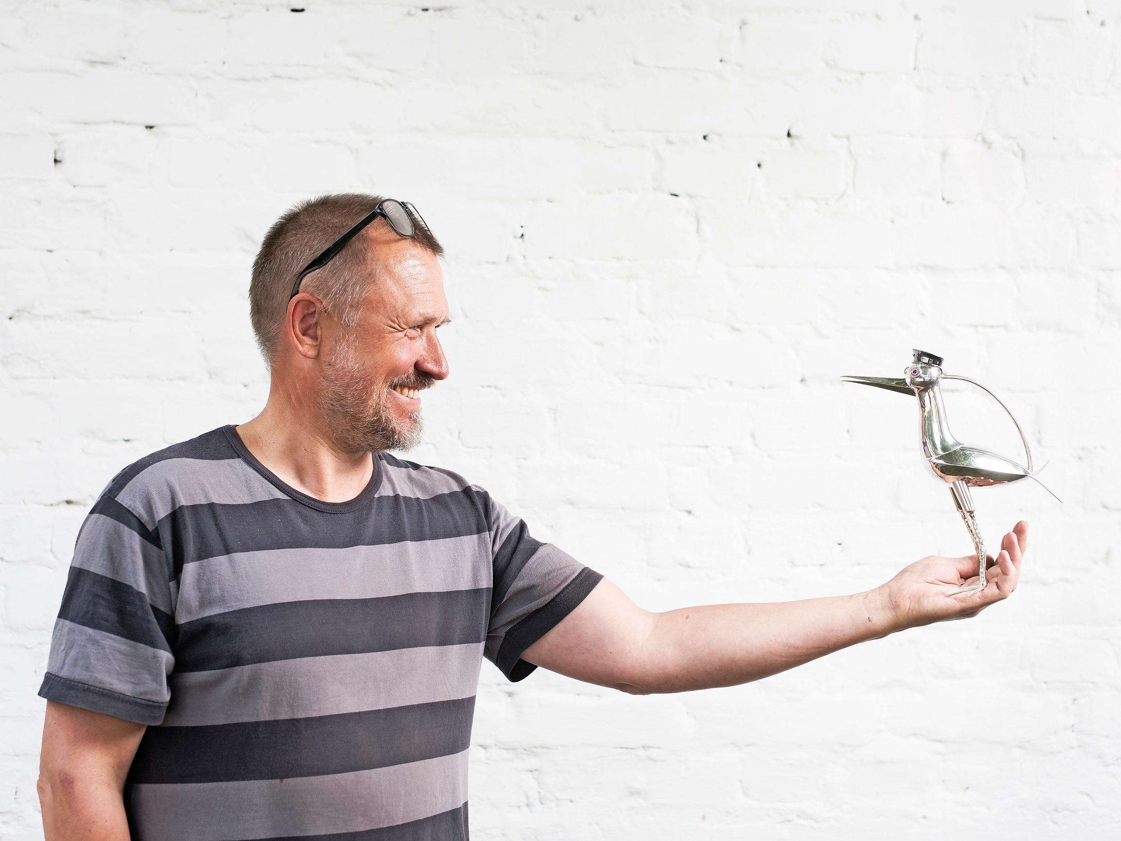 Suolaa muurahaiselta ja öljyä hepokatilta – hopeaseppä Ru Runebergin humoristisiin eläinveistoksiin kätkeytyy aina yllätys