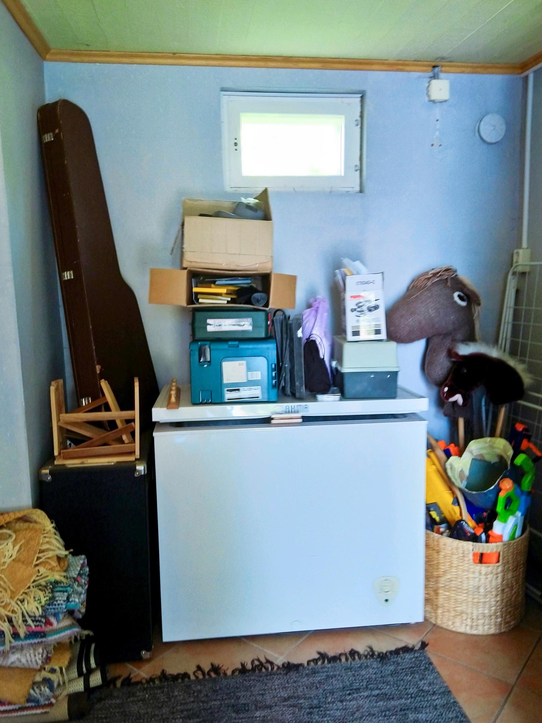 Pohjakerroksen sisääntuloaulassa oli arkkupakastin ennen remonttia