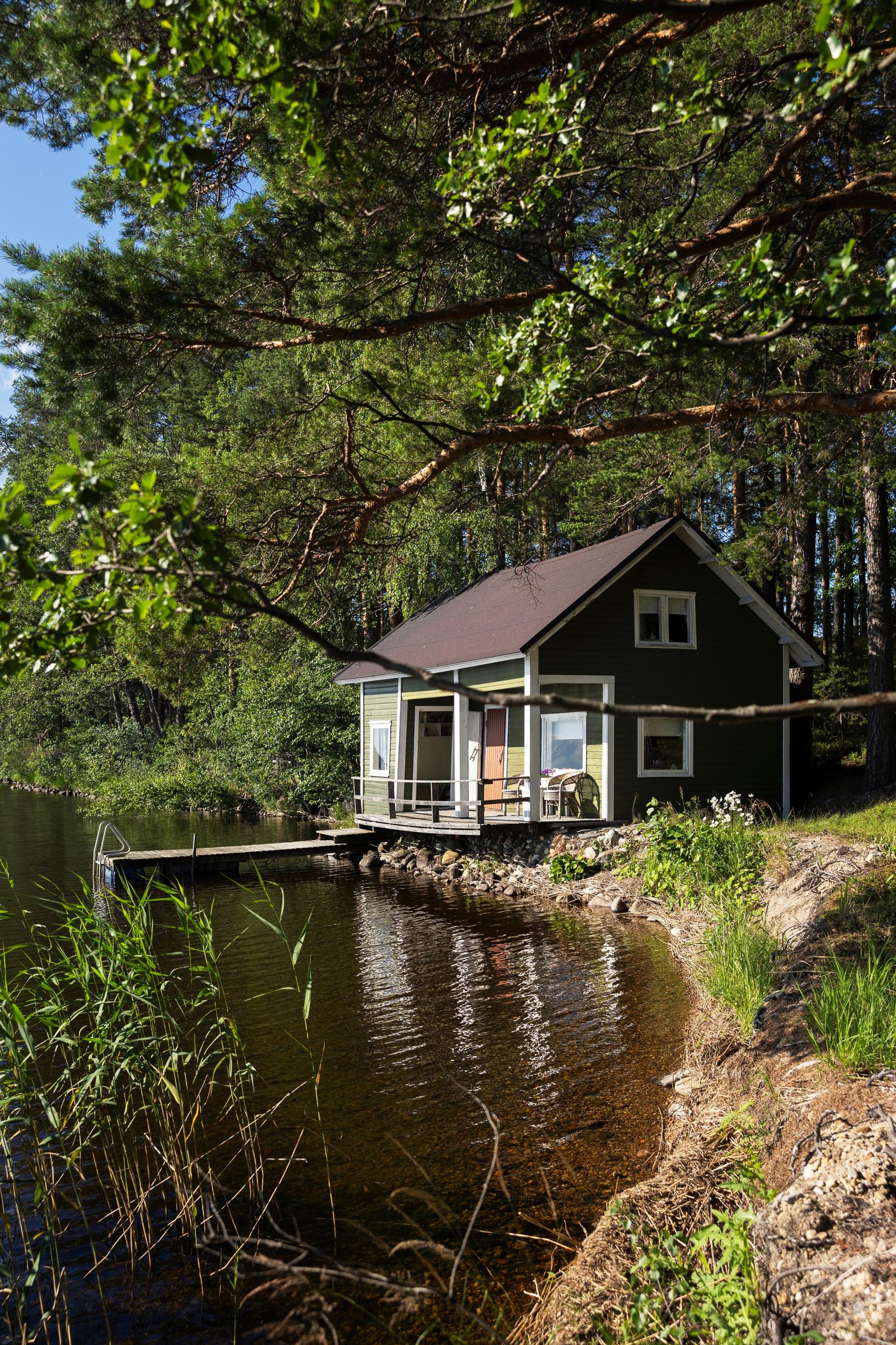 saunamökki poukamassa ja laituri, puita