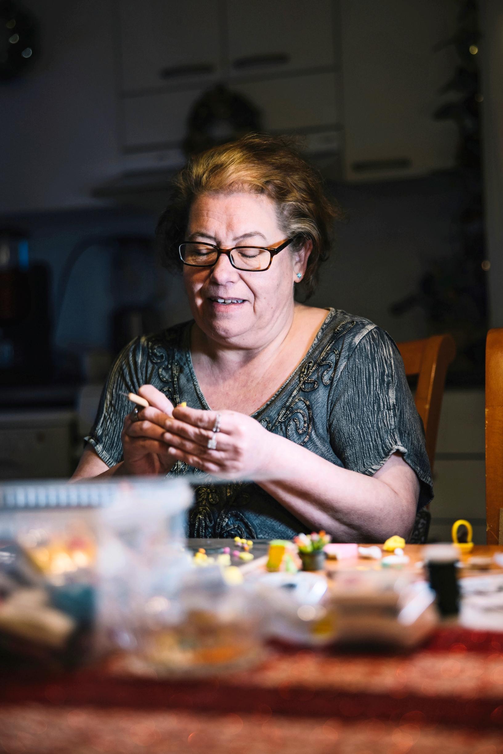 Jaana Hakola askartelee minijoulukinkkuja