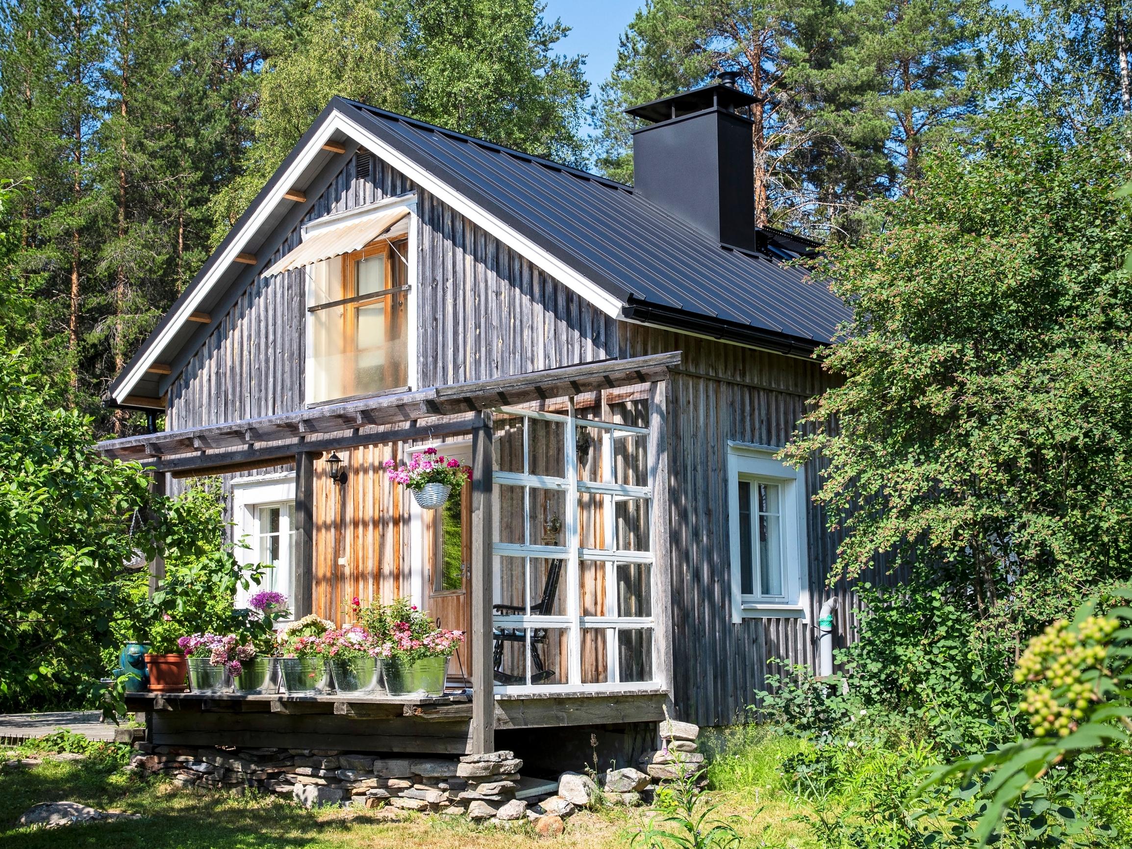 Hirsipirtistä tuli Paavoloiden sukumökki – ”Kun siskoni menehtyi, syntyi ajatus, että voisin toteuttaa yhteisen haaveemme”