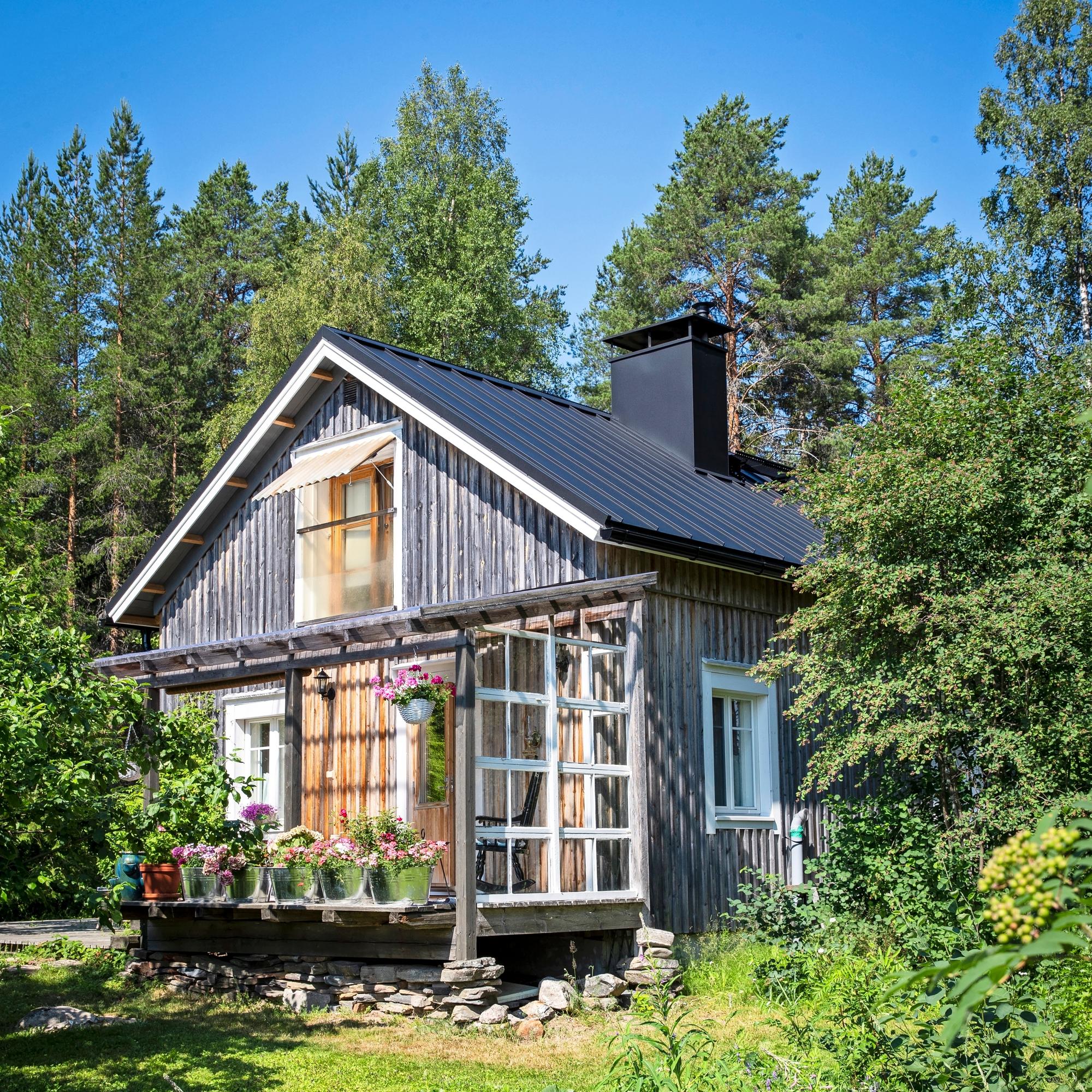 Hirsipirtistä tuli Paavoloiden sukumökki – ”Kun siskoni menehtyi, syntyi ajatus, että voisin toteuttaa yhteisen haaveemme”