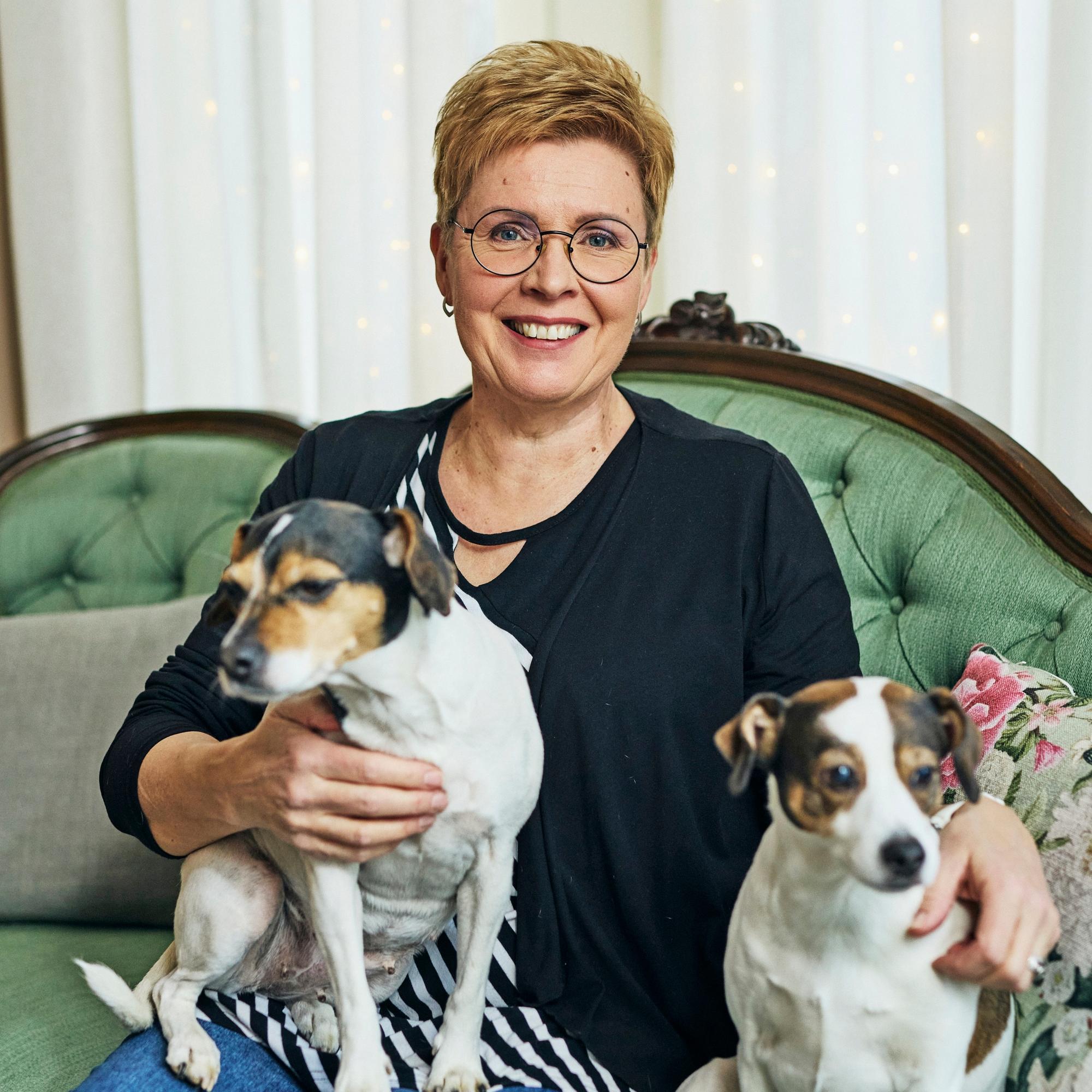 Että tällainenkin työ voi olla! Entinen konttorityöläinen hieroo nyt työkseen koiria