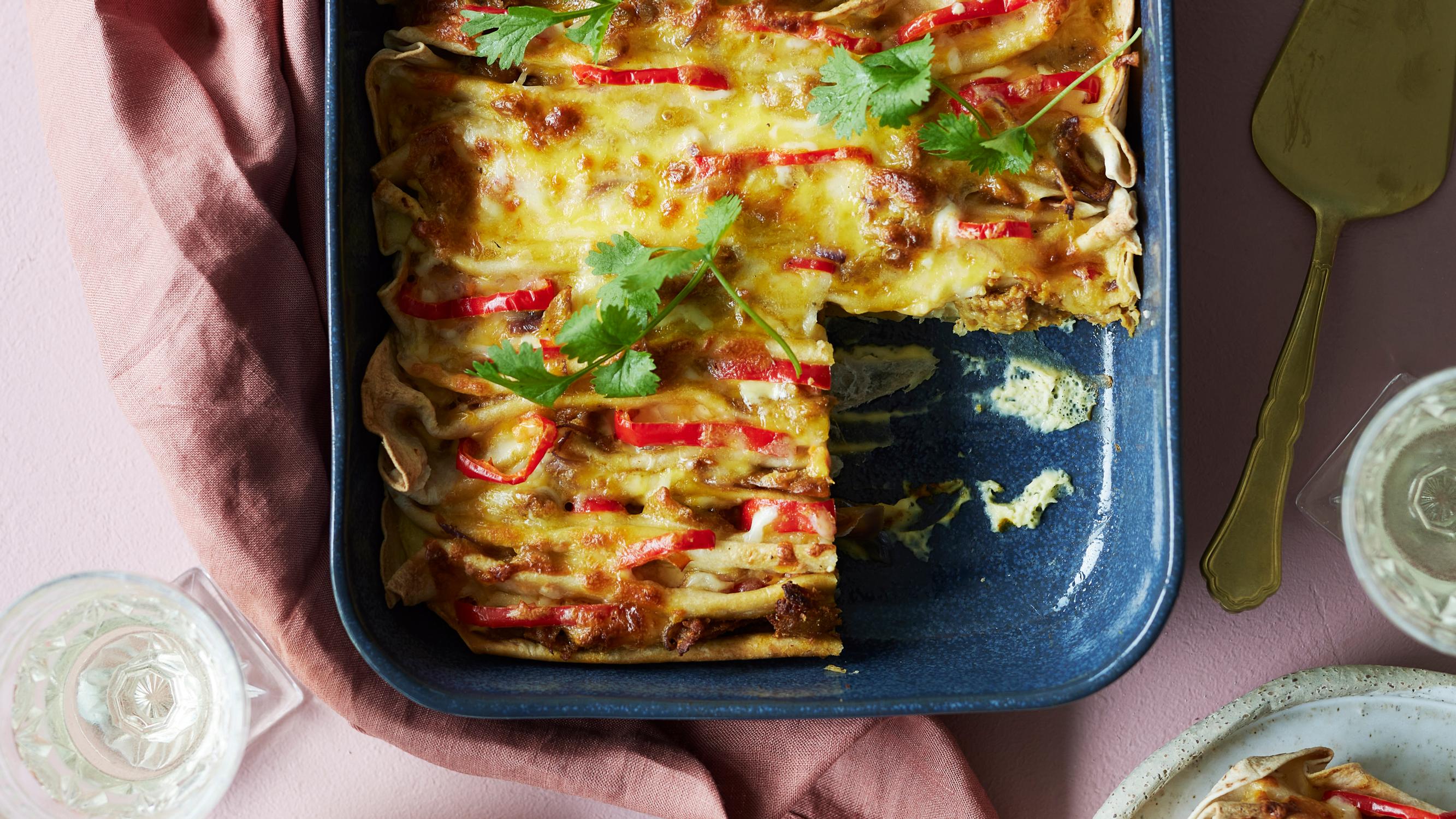 Helppo tortillapiirakka on pikaleipurin unelma – laskosta valmistortillat vuokaan ja täytä!
