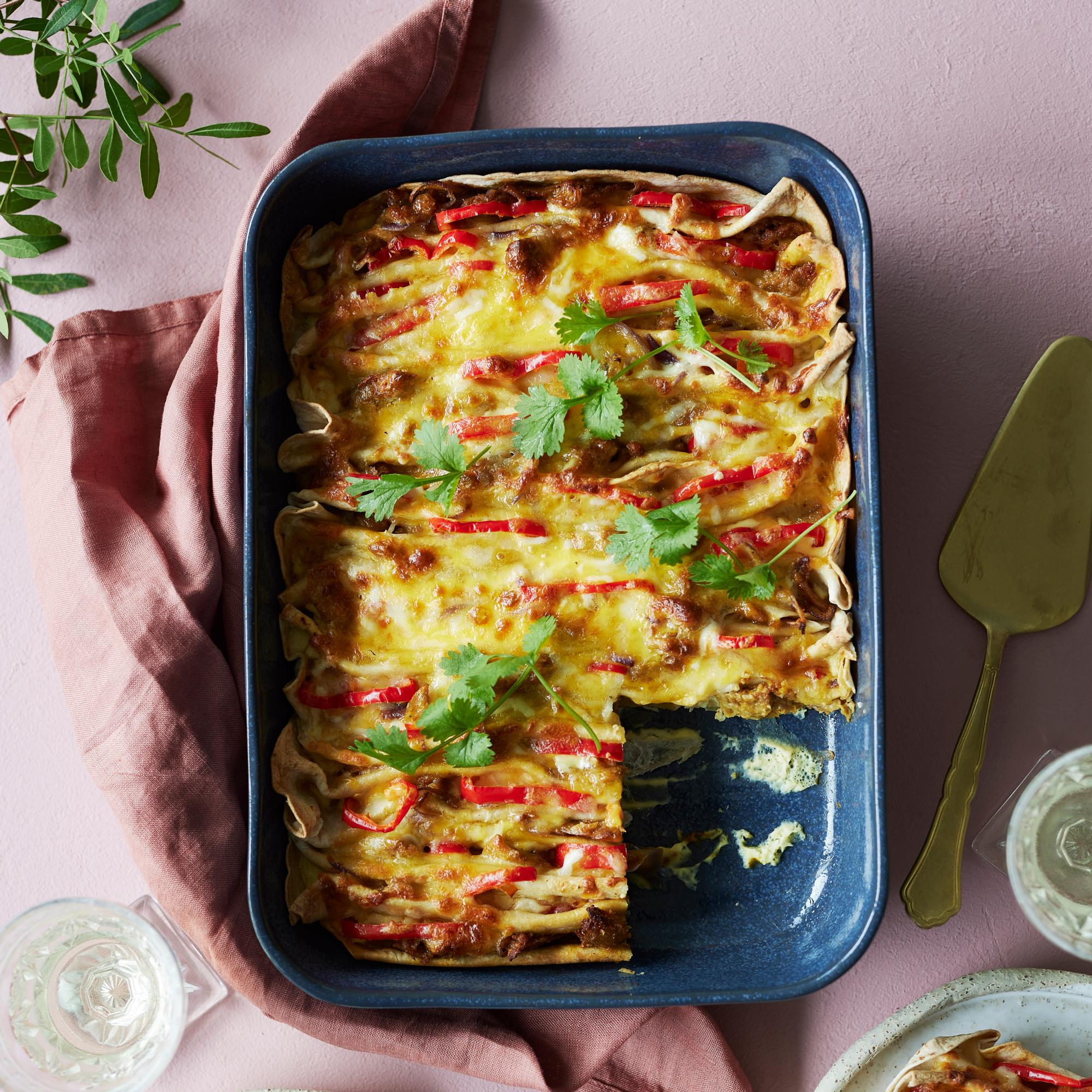 Helppo tortillapiirakka on pikaleipurin unelma – laskosta valmistortillat vuokaan ja täytä!