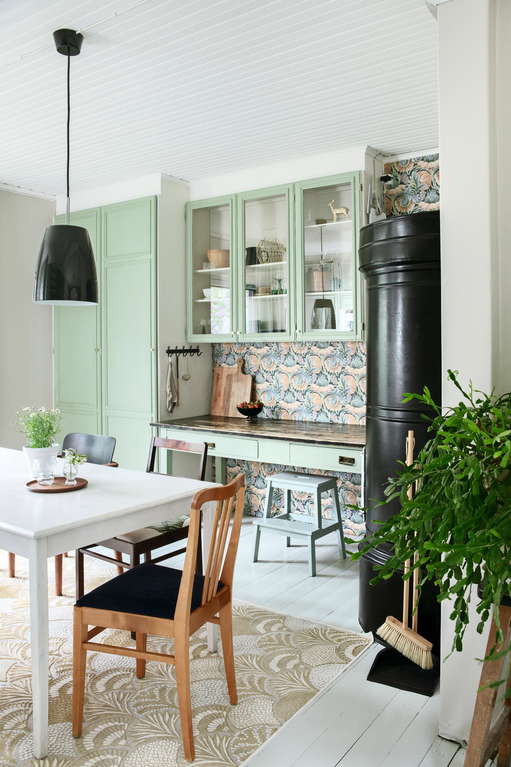 Vihreäksi maalattu keittiö