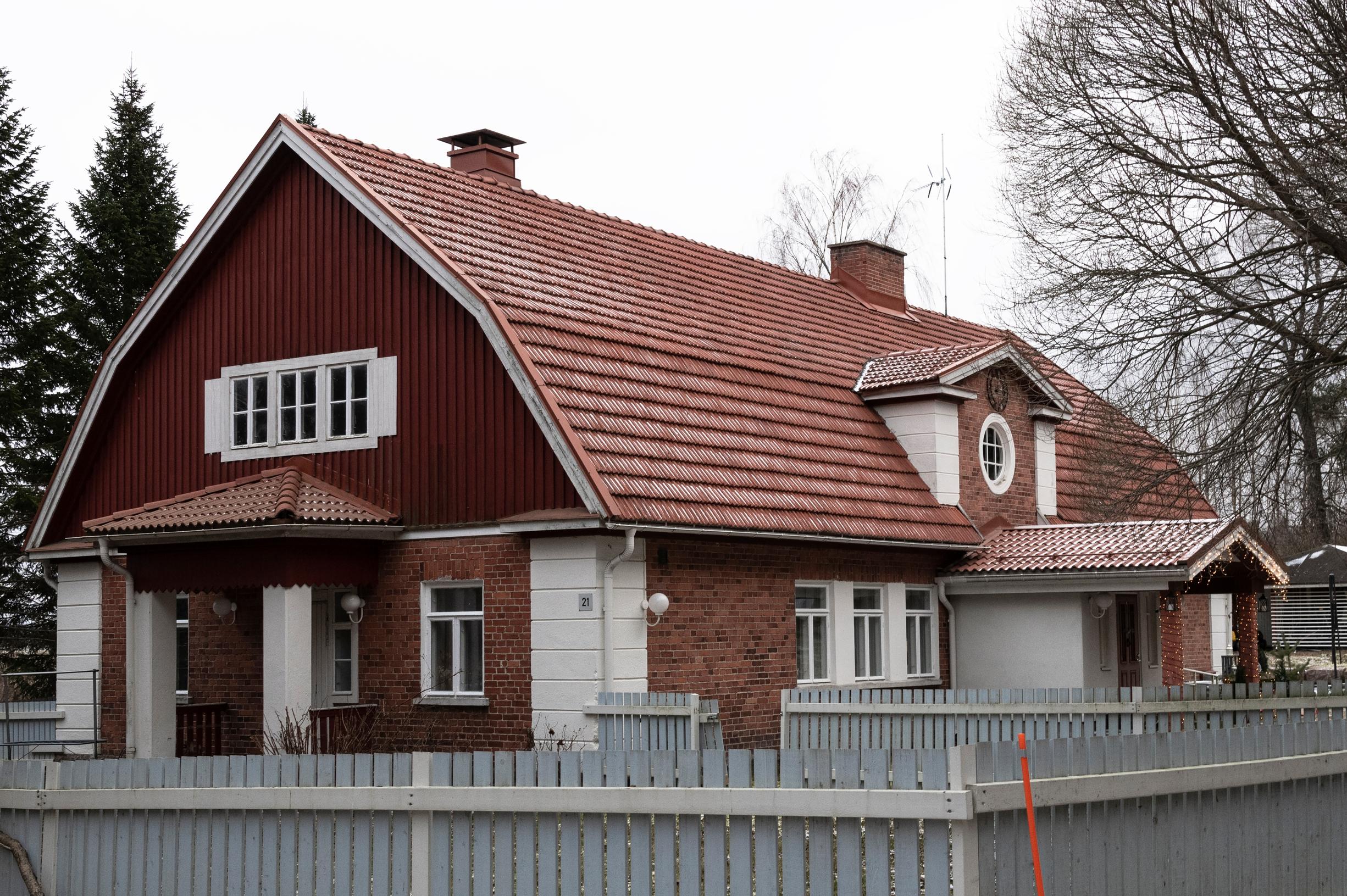 Punainen tiilitalo ulkoa.