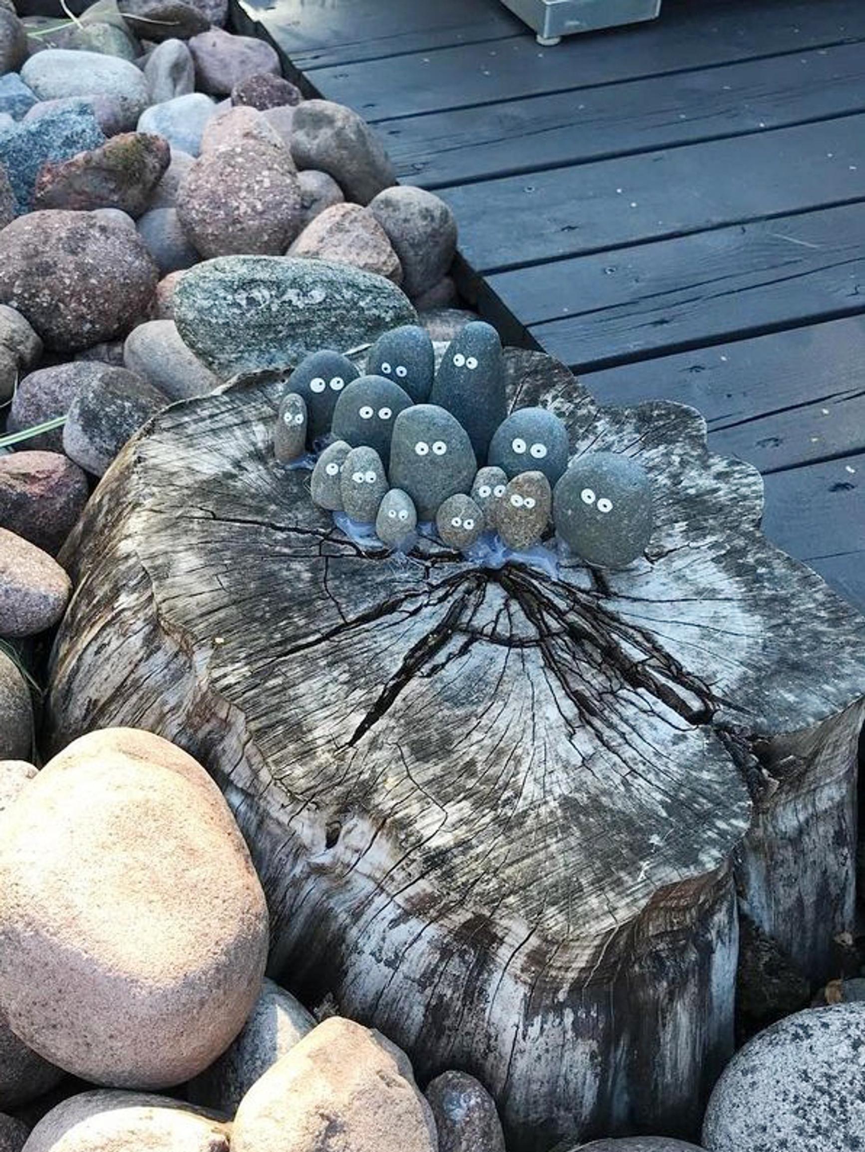 Kiviotukset. Kiviin piirretyt silmät.