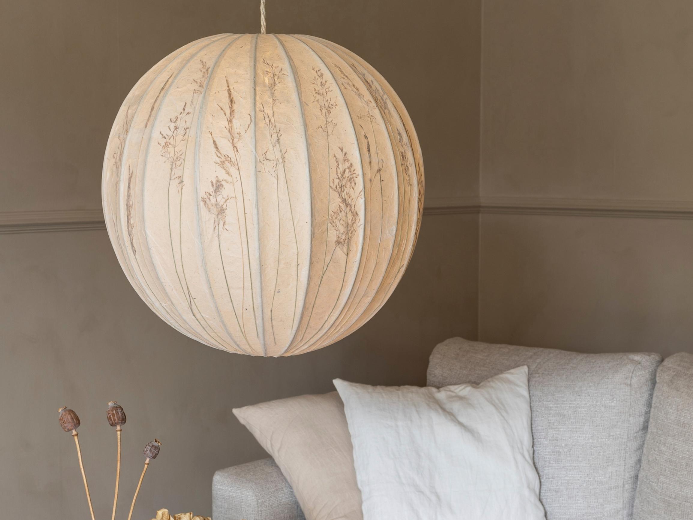 Tuunaa paperivarjostin syysheinillä – upea valaisin antaa pehmeää valoa kotiin