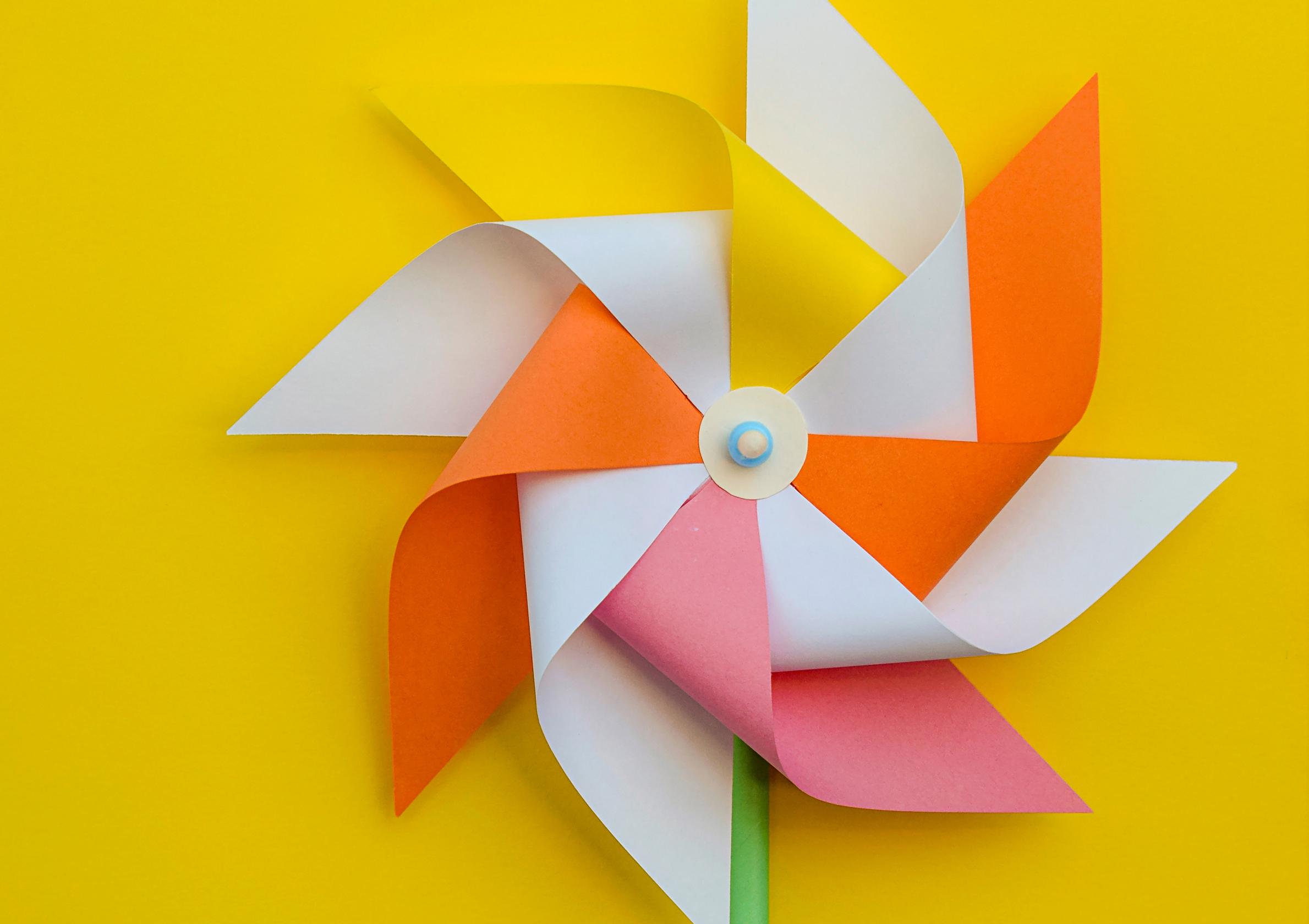 Vappuhyrrä tuo juhlafiiliksen! Näin teet pyörivän klassikkokoristeen paperista