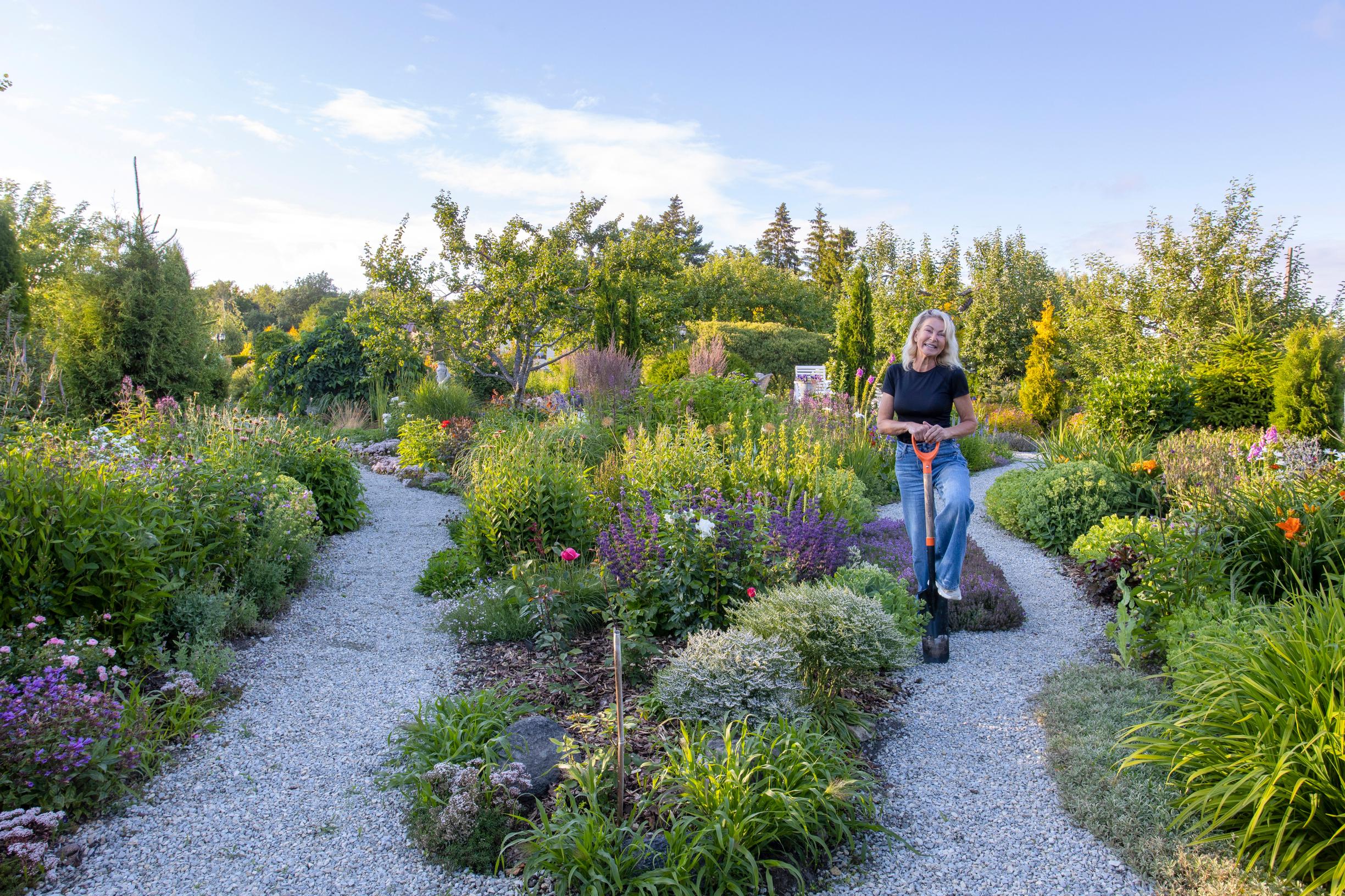 Jelene hoitaa puutarhaa työkseen. Kukkatarhan lisäksi siihen kuuluu myös arboretum.