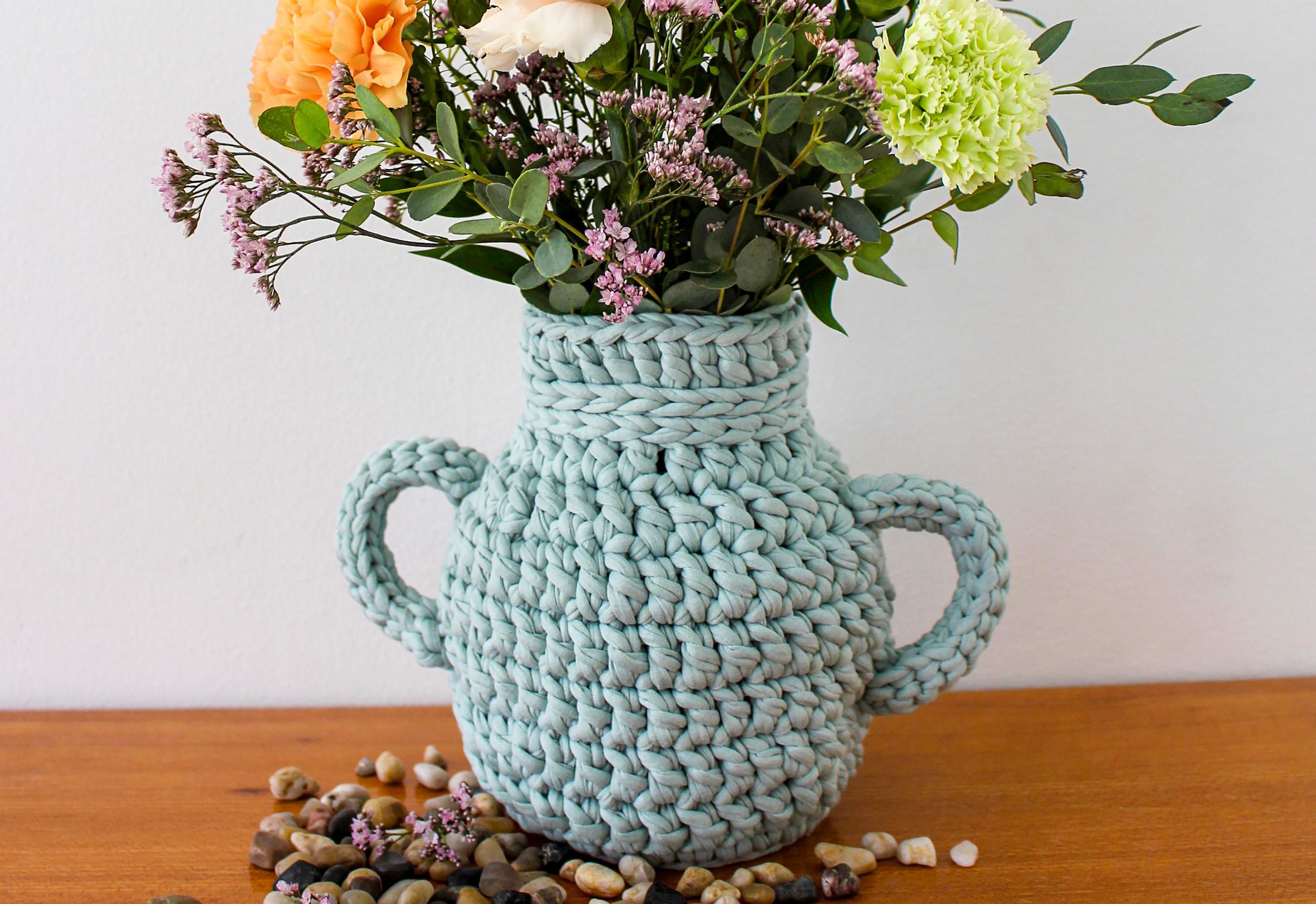 Maljakon uudet vaatteet! Virkkaa irrotettava suojus ja sujauta kukkavaasi piiloon