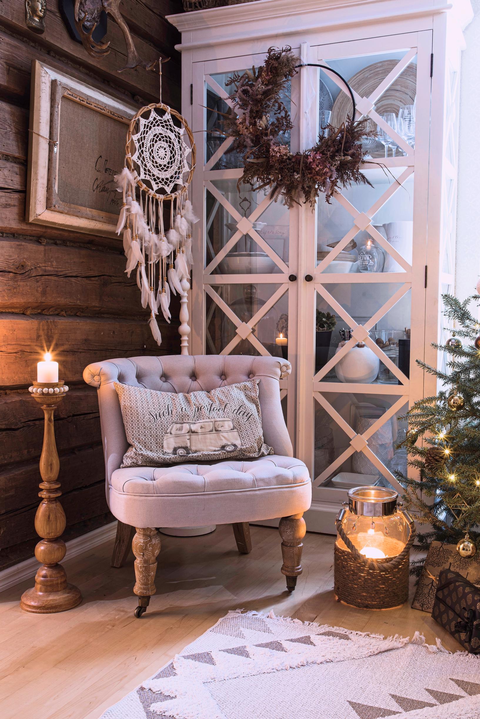 Nojatuoli ja hirsiseinät 