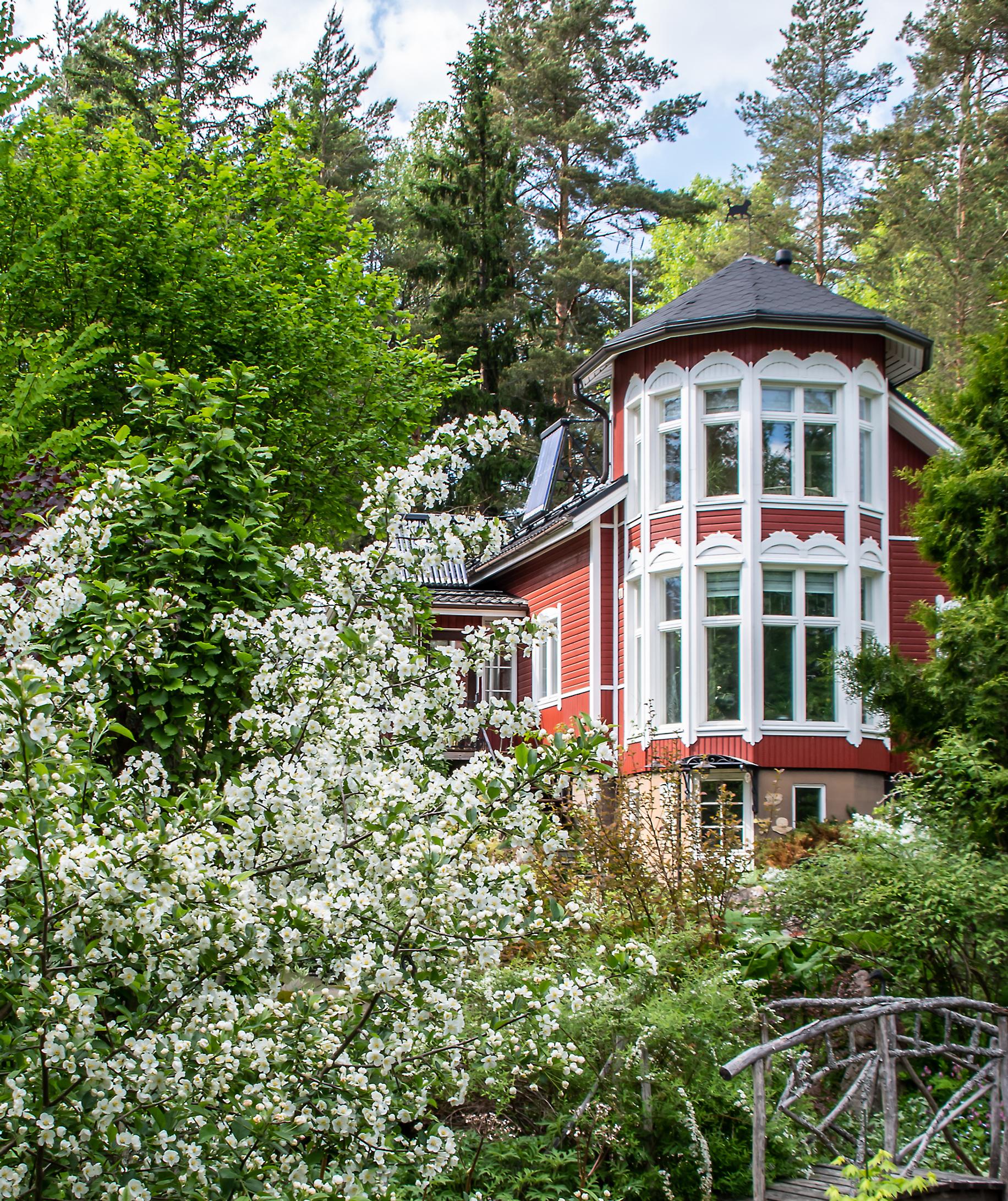 omakotitalo ja sen torni kesällä