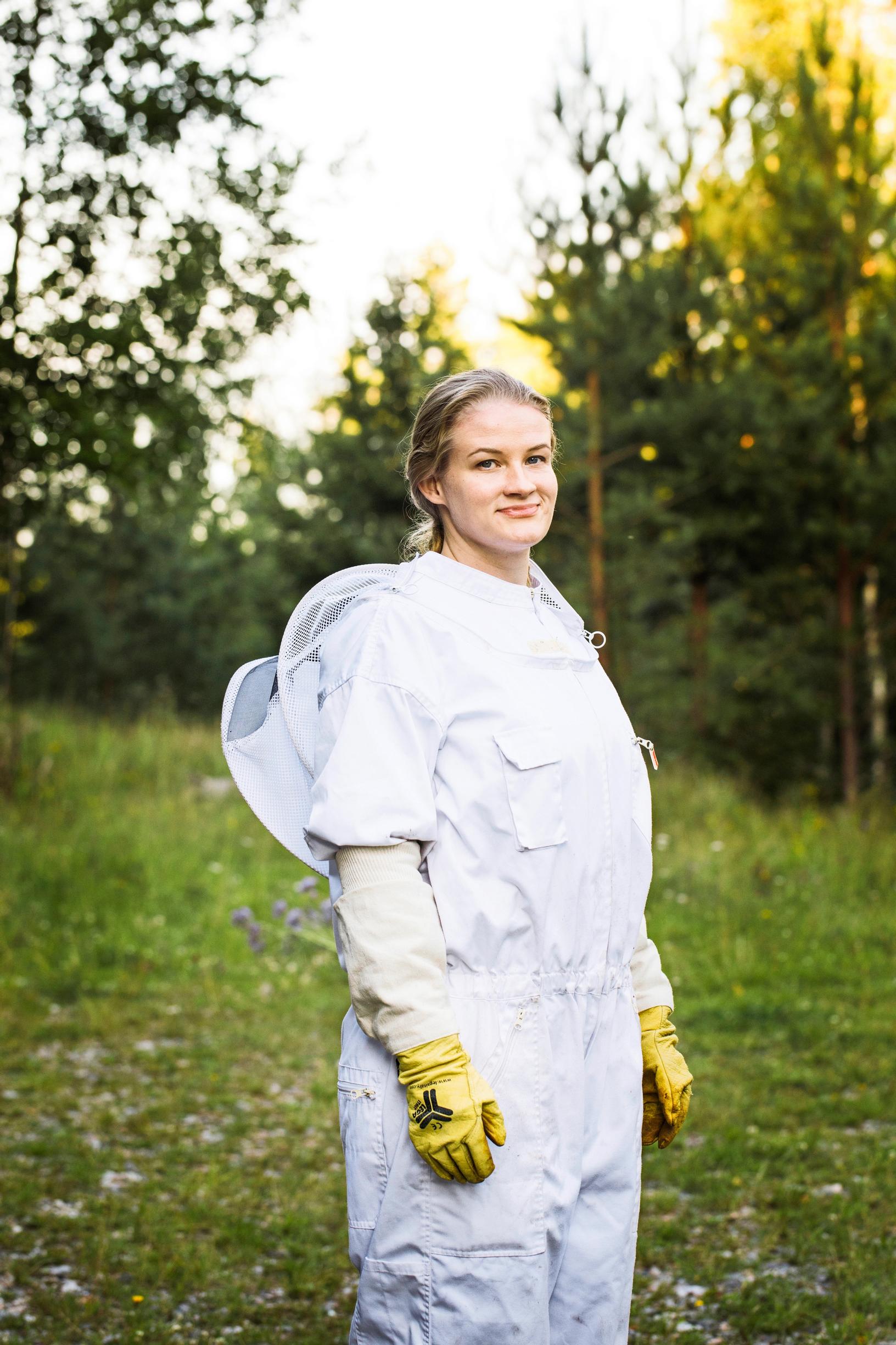 Mehiläistarhaaja Nora Mäntysaari suojapuvussaan