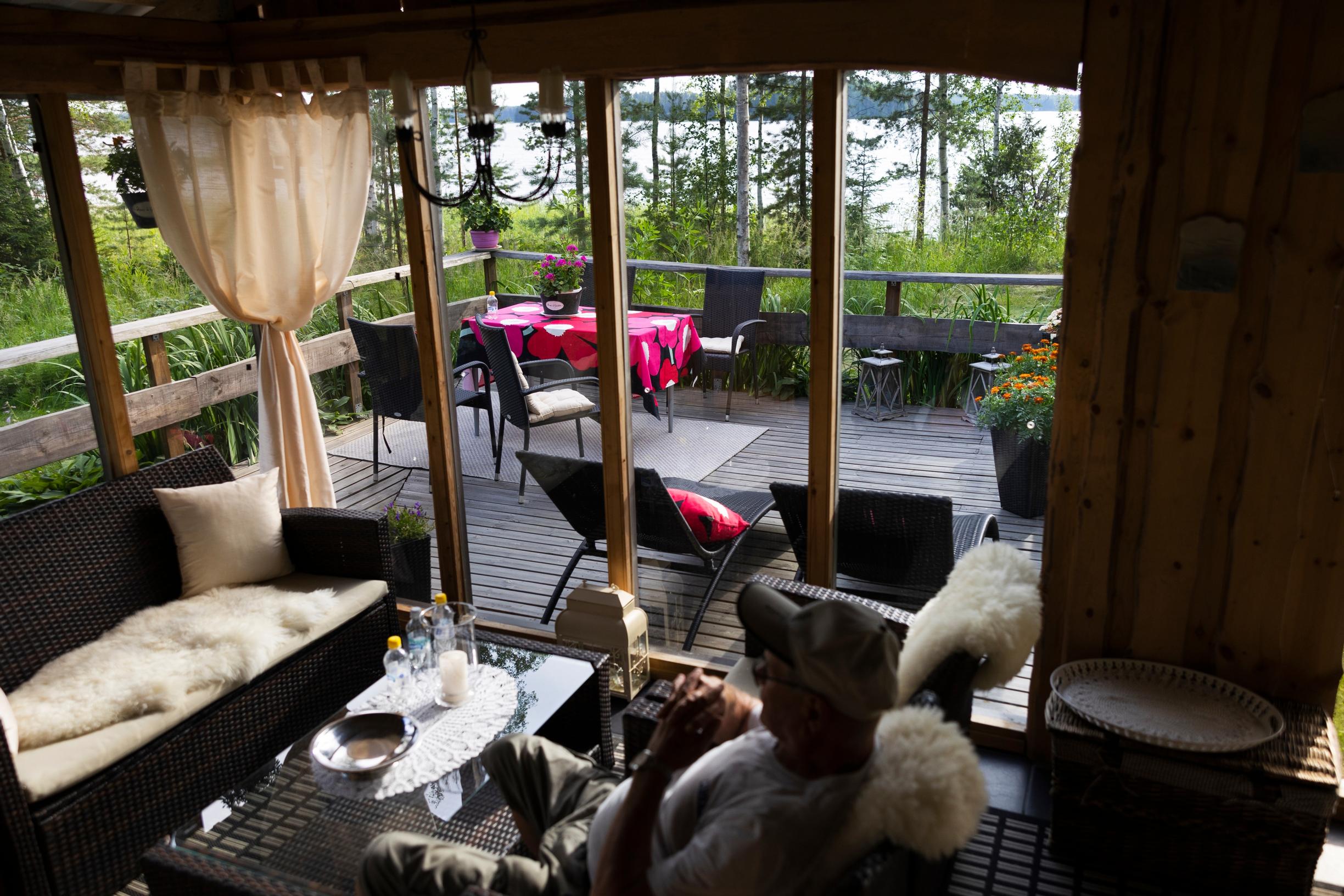 Lasiseinäinen sauna