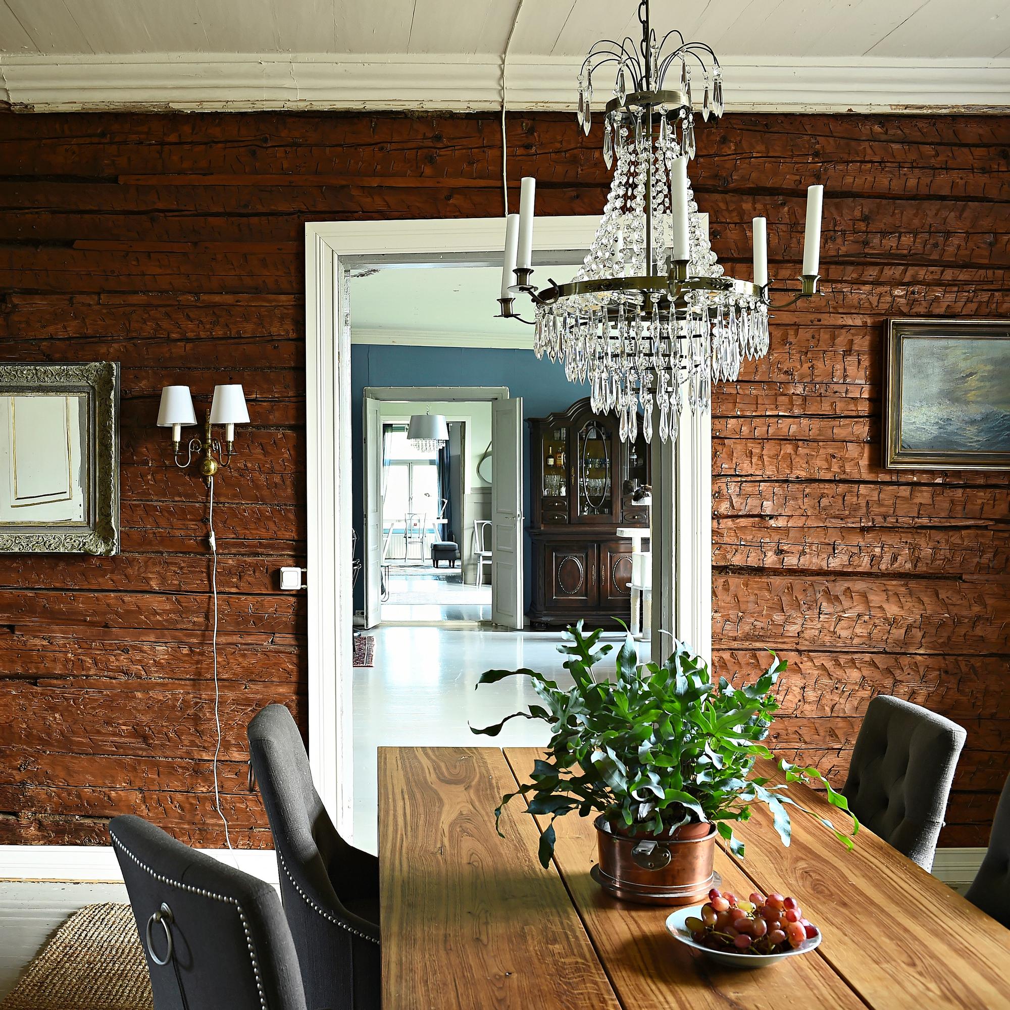 300-vuotias maalaiskartano sai remontissa raikkautta ja ripauksen modernia ilmettä – ”Kunnioitamme taloa, mutta se ei kuitenkaan ole museo vaan meidän kotimme”