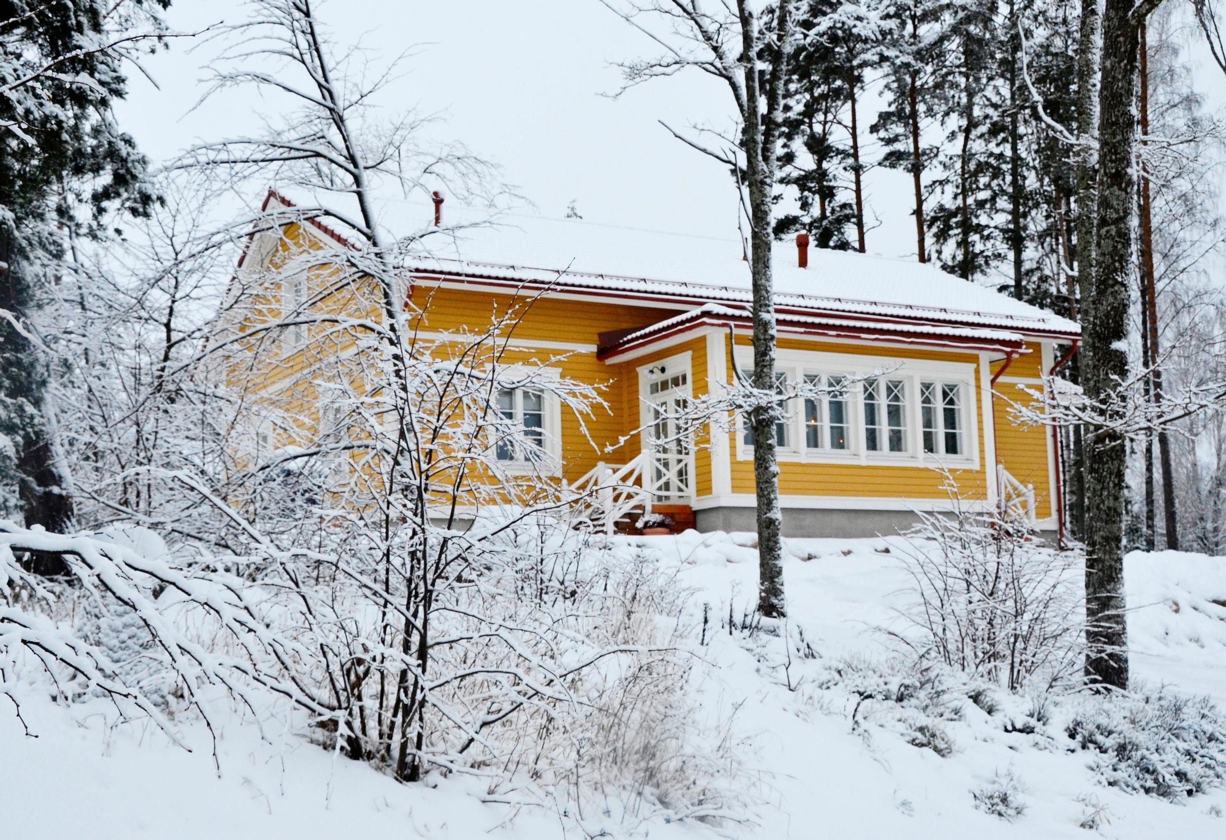 Villa Tammimäki lumimaisemassa