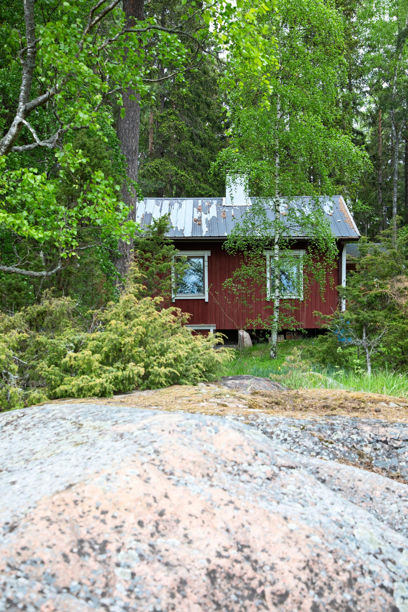Kape Aihisen suvun pieni punainen saaristolaismökki