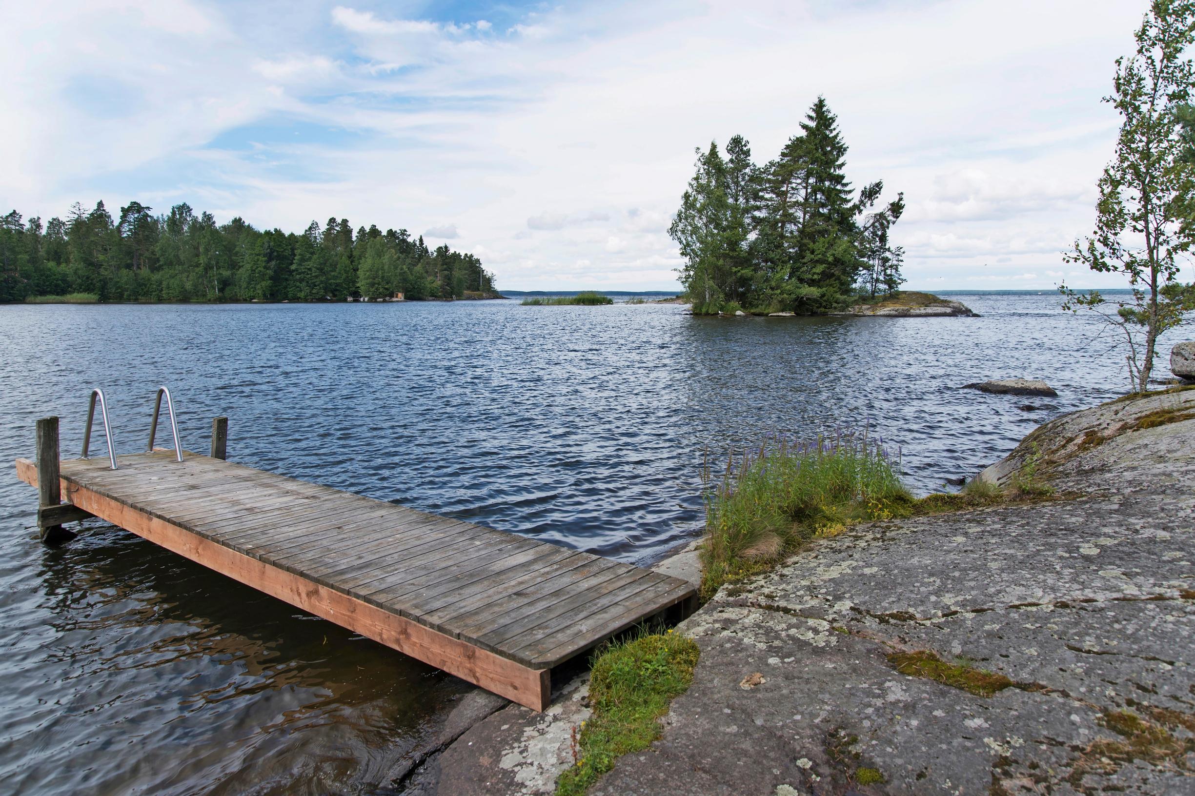 Laituri kiinnitetään rantaan kettingeillä tai erityisellä nivelsarjalla.