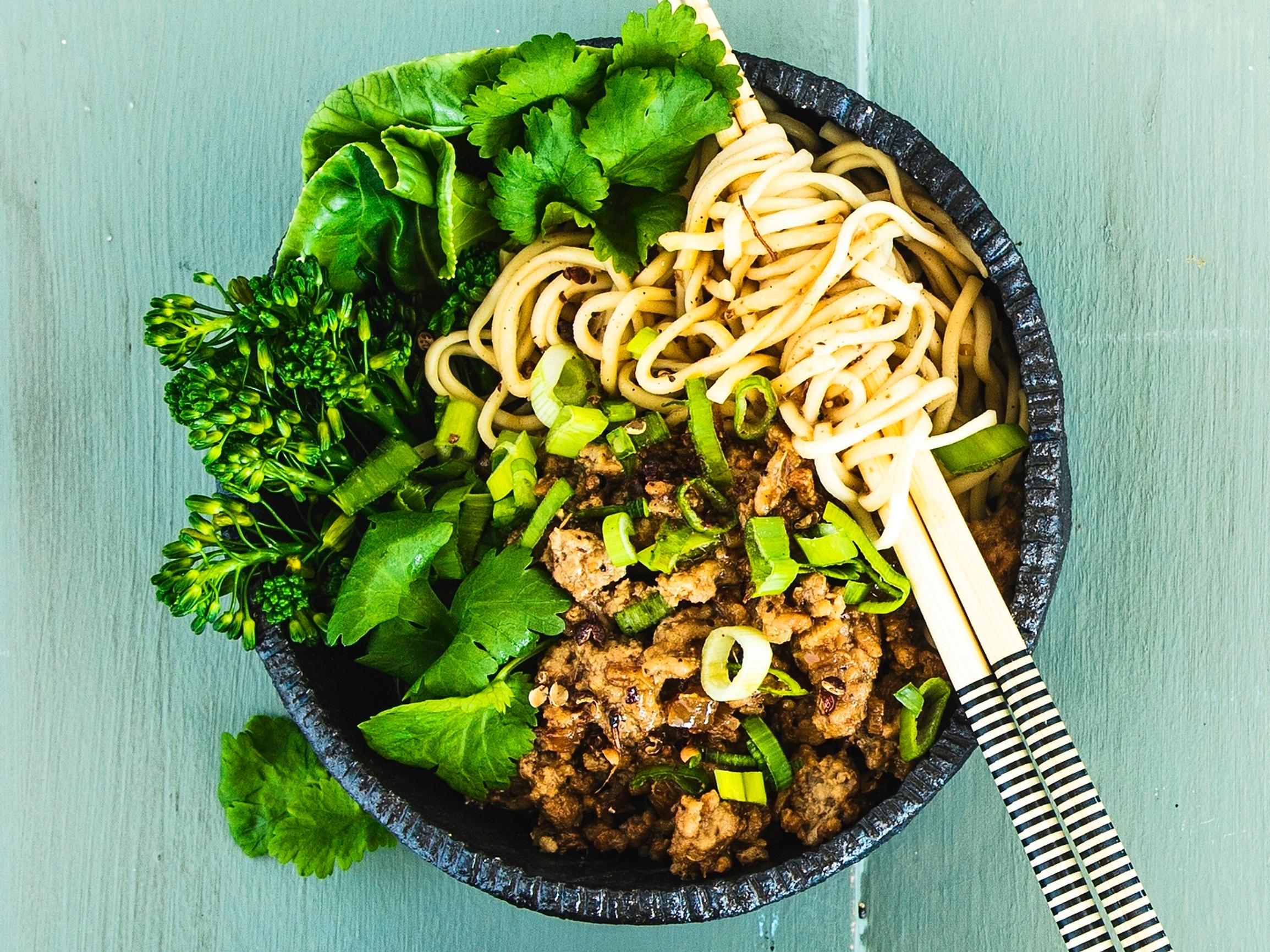 Dandan-nuudelit – herkulliset jauhelihanuudelit ovat kiinalaisen keittiön tunnetuin katuruoka