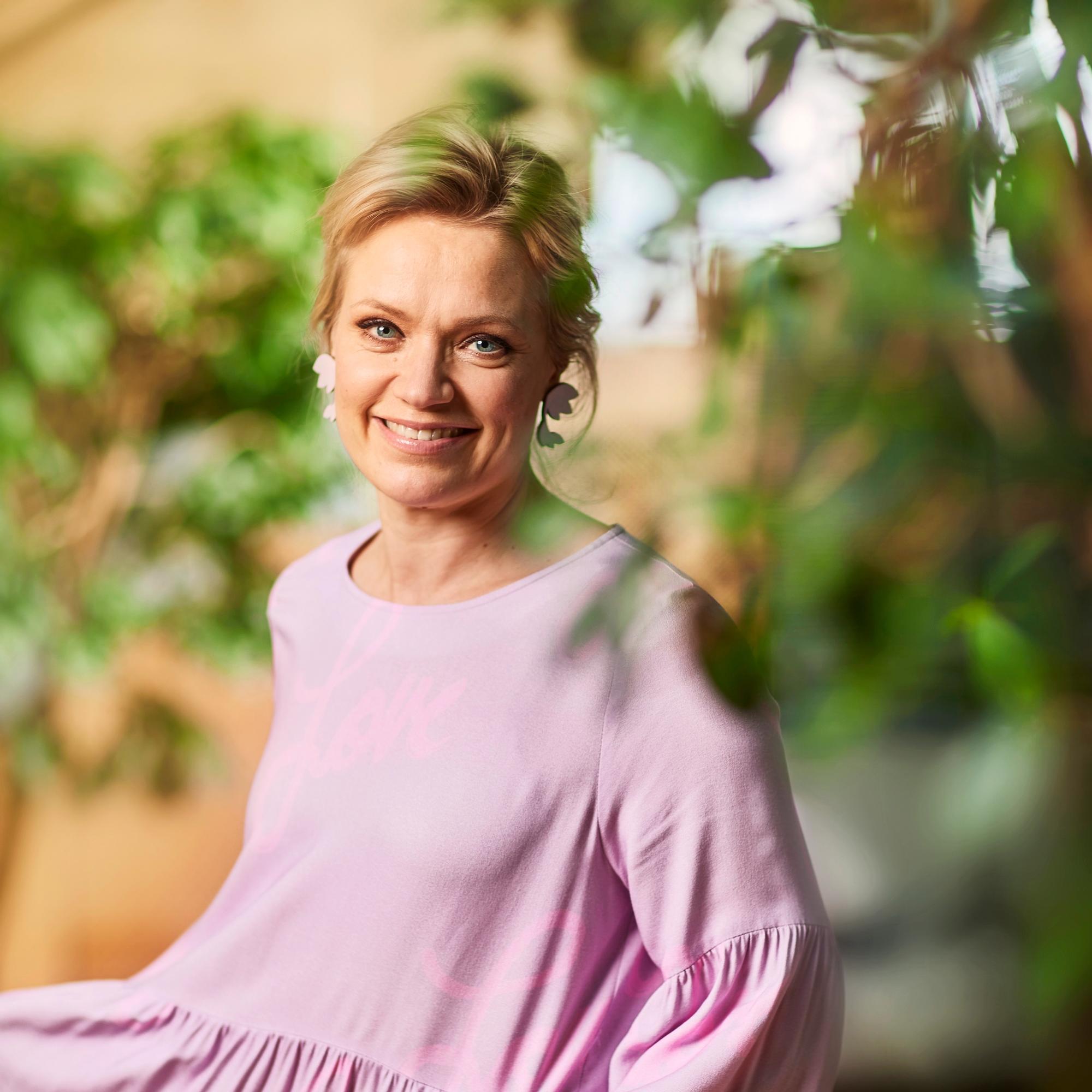 Maaret Kallio tietää, miksi mokat ihmissuhteissa ovat virheistä parhaita – ”Paljon laitetaan rahaa sellaiseen, millä ei ole mitään tekemistä onnen kanssa”
