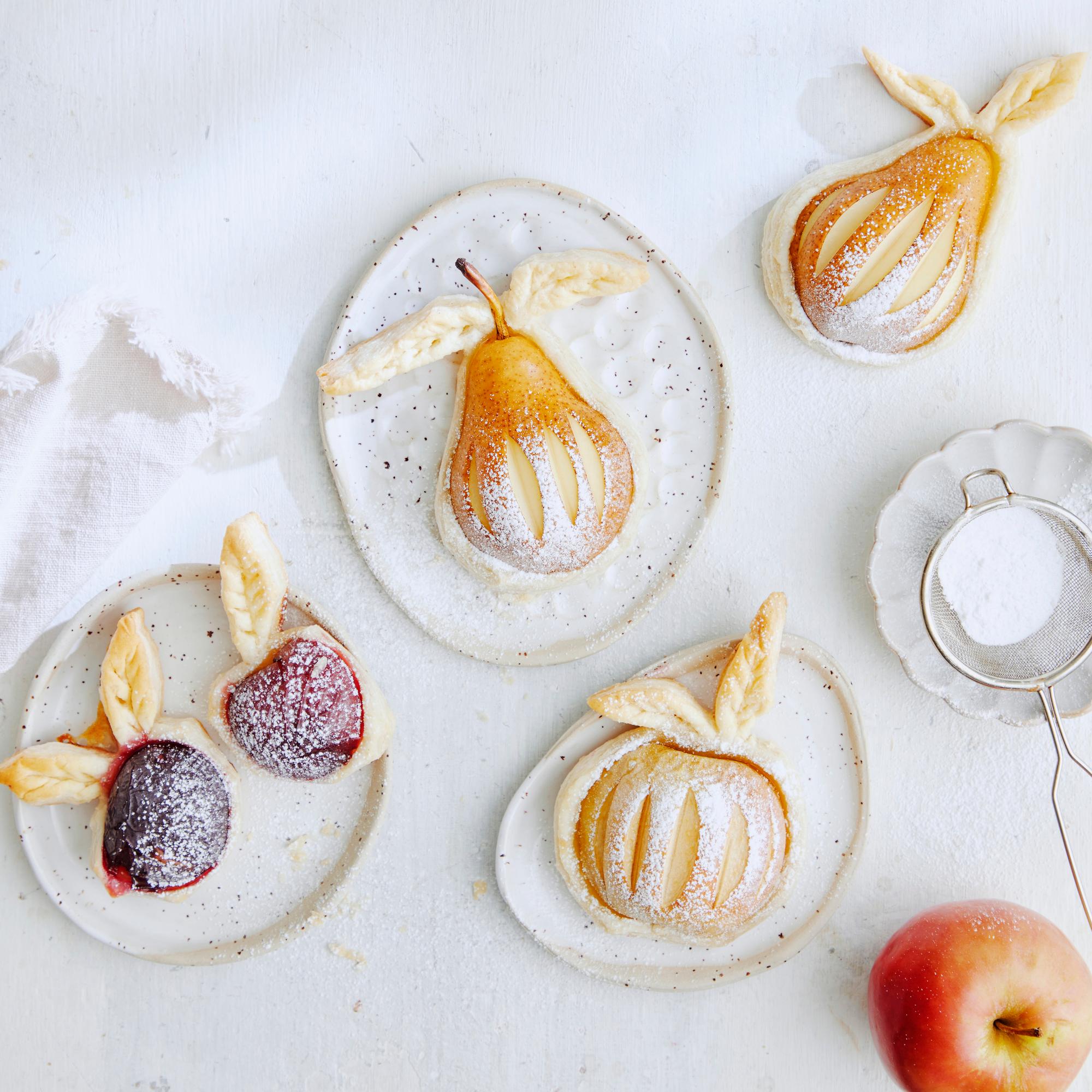 Maailman helpoimmat hedelmäpiirakat päärynästä, omenasta tai luumuista – nämä syntyvät valmiista lehtitaikinasta!